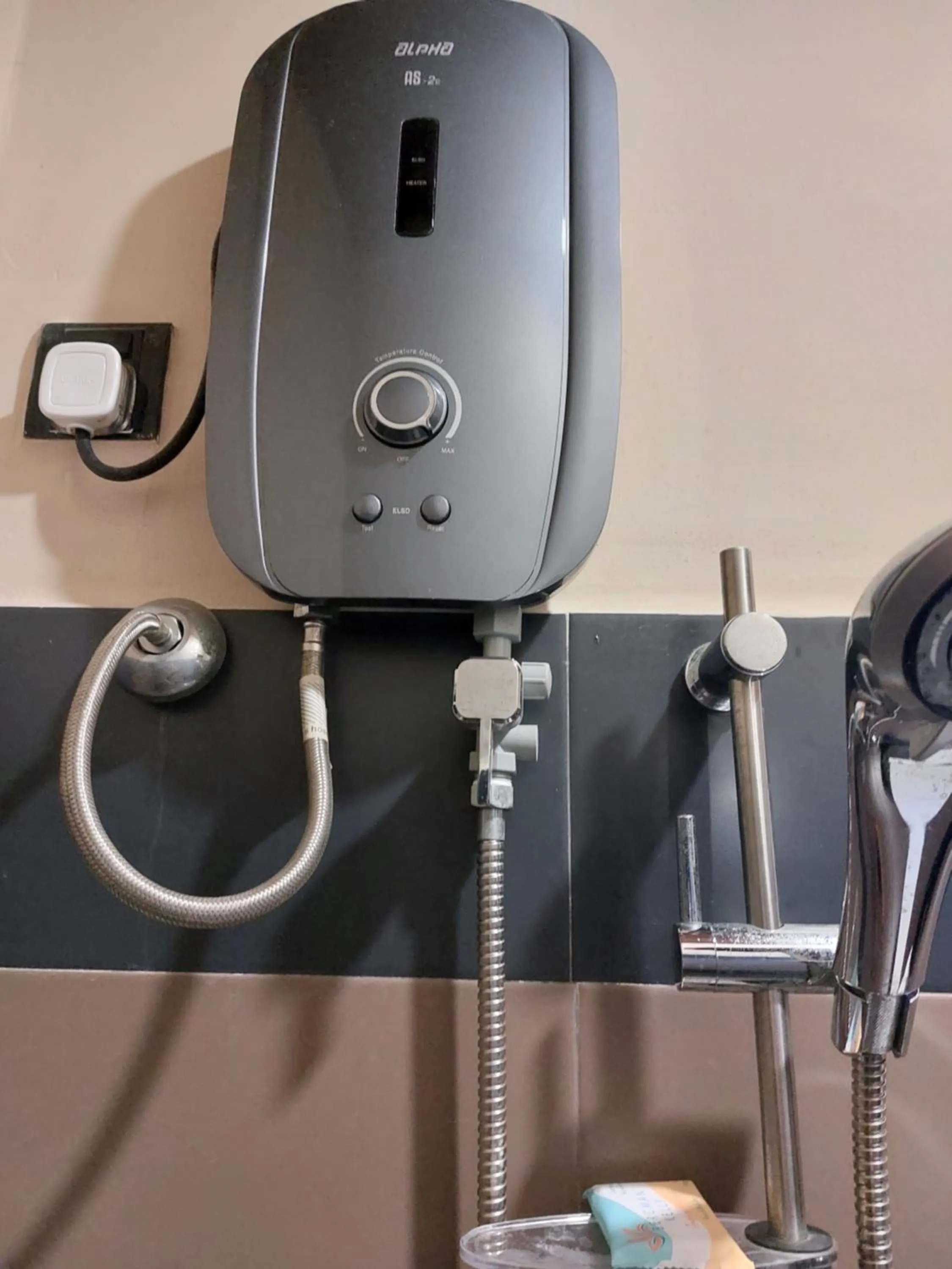 Shower in Edwin's Airport Garden