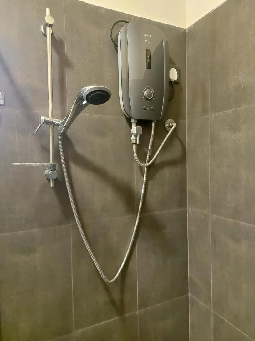 Bathroom in Edwin's Airport Garden