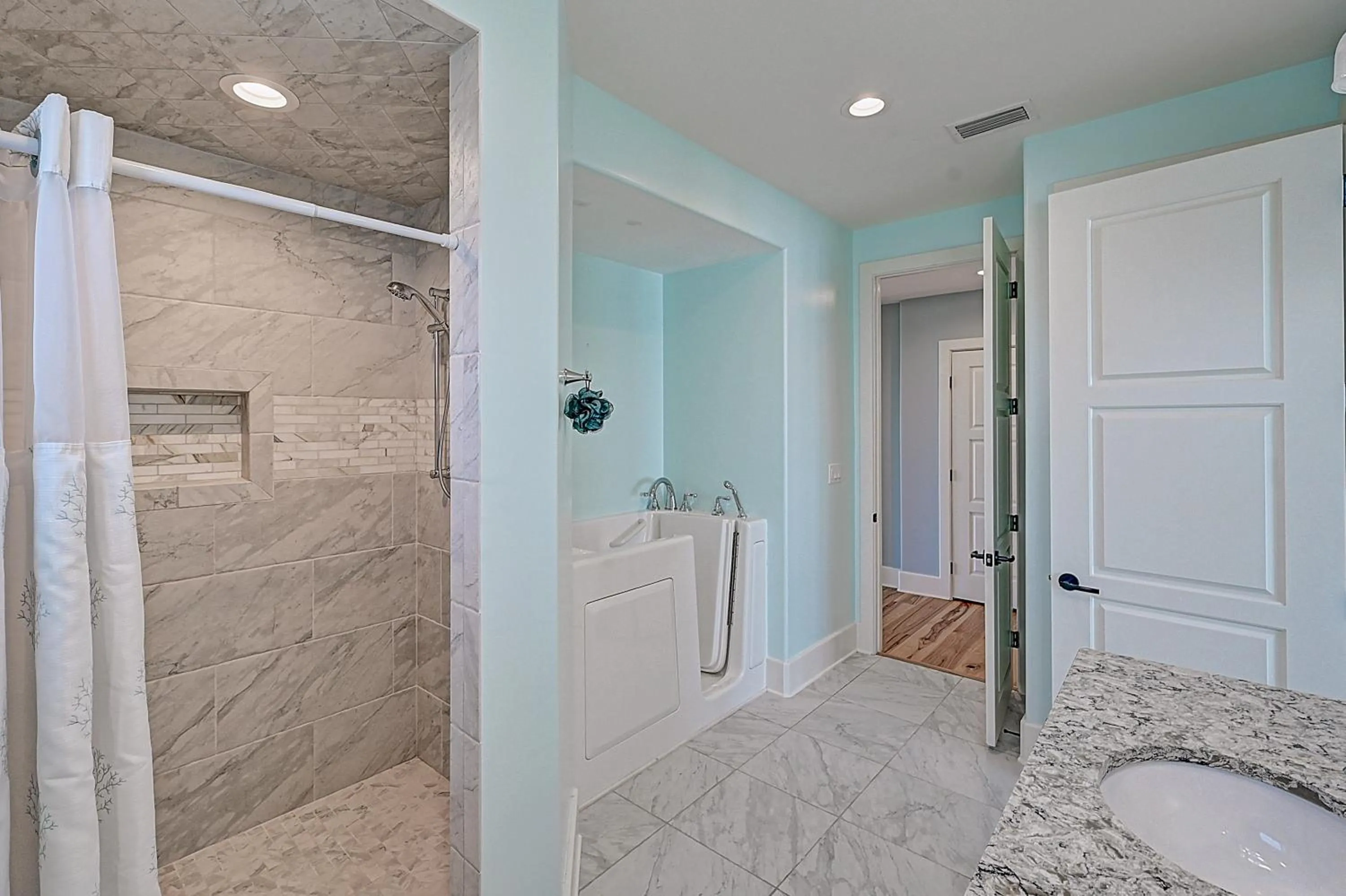 Photo of the whole room in Ocean Paradise