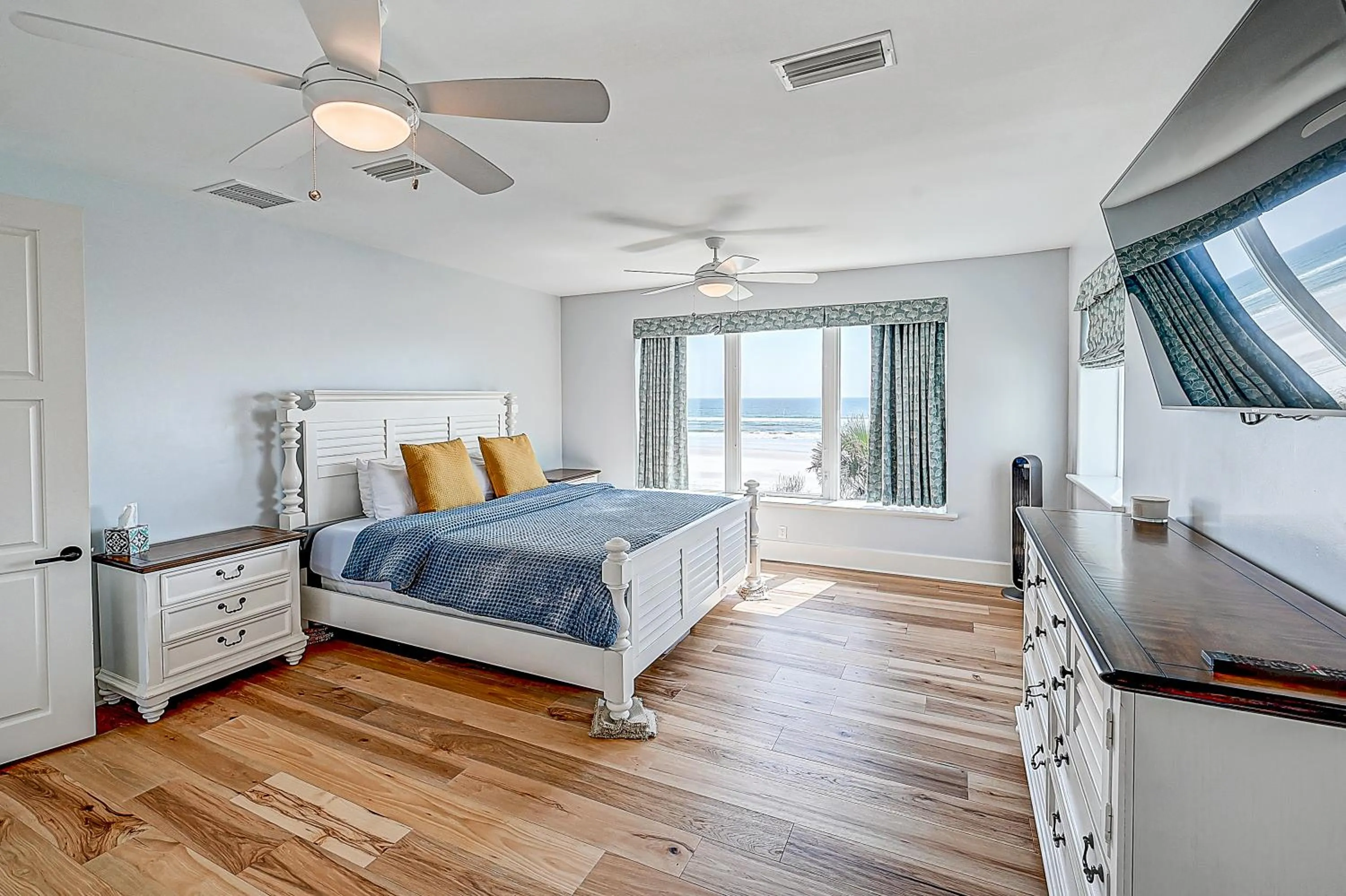 Bed in Ocean Paradise