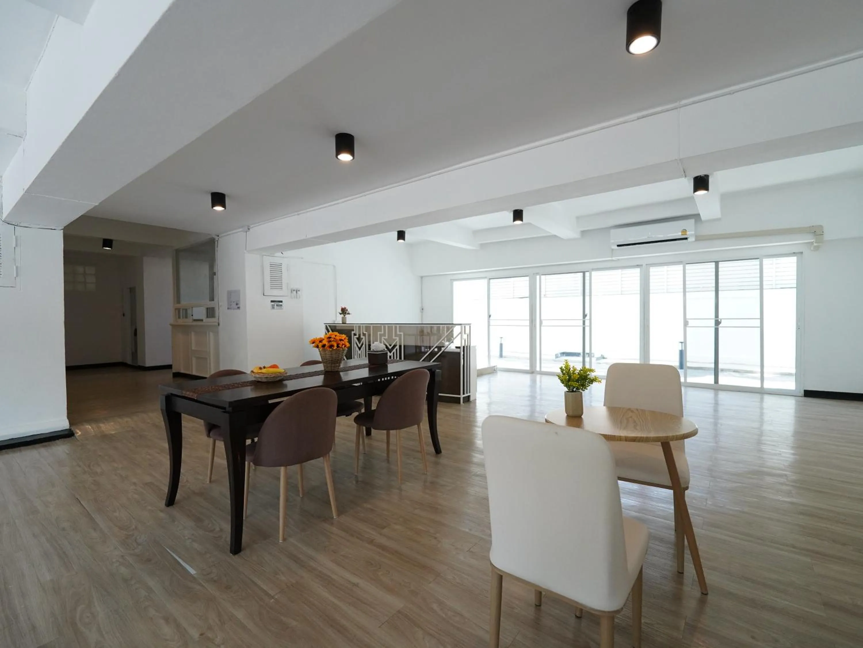 Living room in RoomQuest IT Square Don Mueang Airport