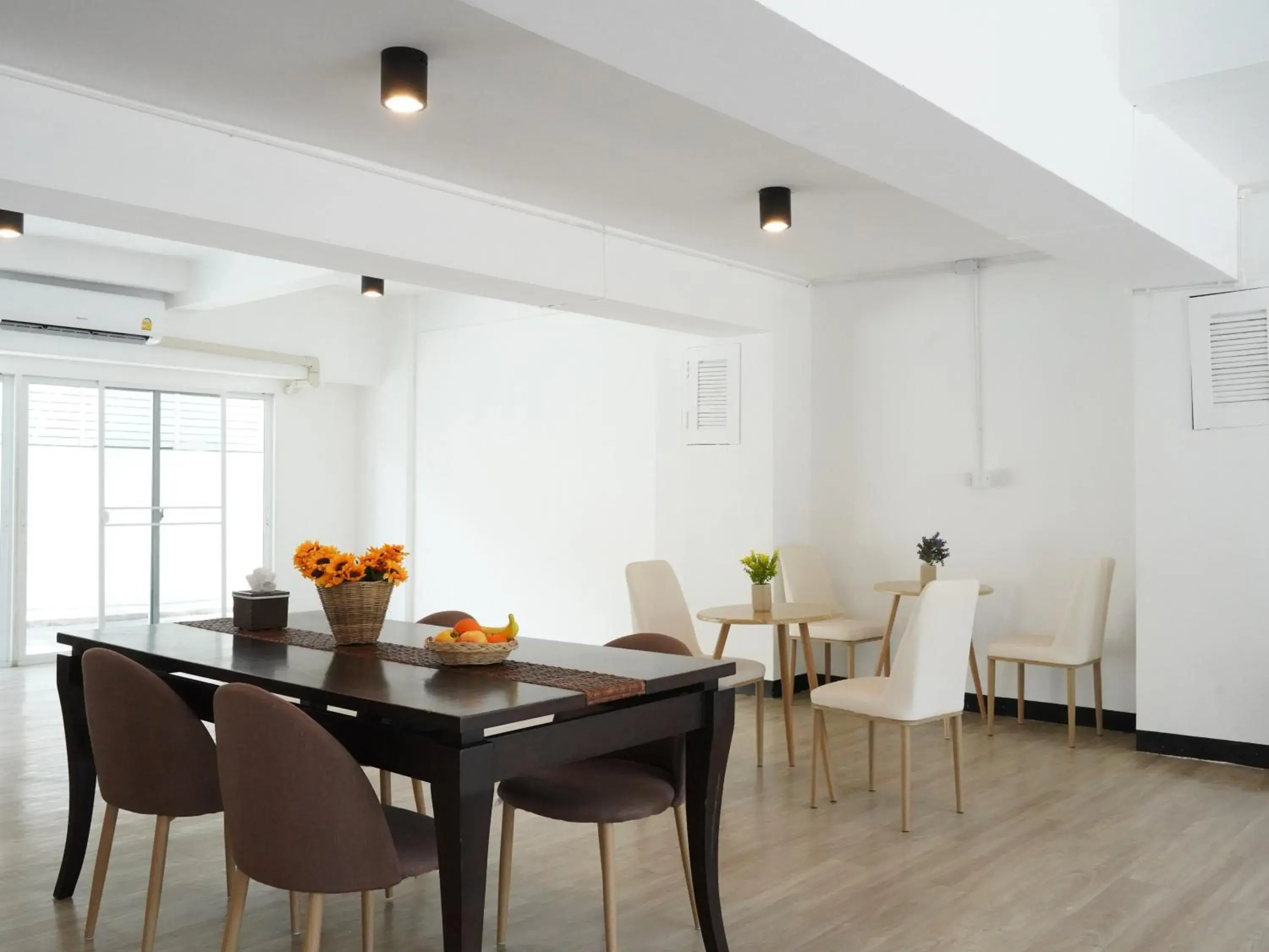 Living room in RoomQuest IT Square Don Mueang Airport Living room in RoomQuest IT Square Don Mueang Airport