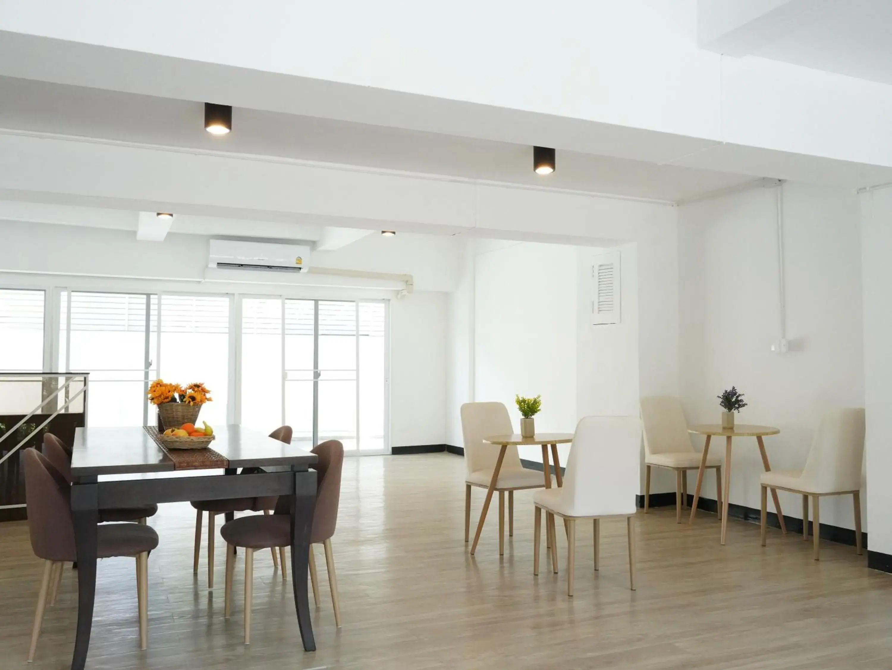 Communal lounge/ TV room in RoomQuest IT Square Don Mueang Airport Communal lounge/ TV room in RoomQuest IT Square Don Mueang Airport