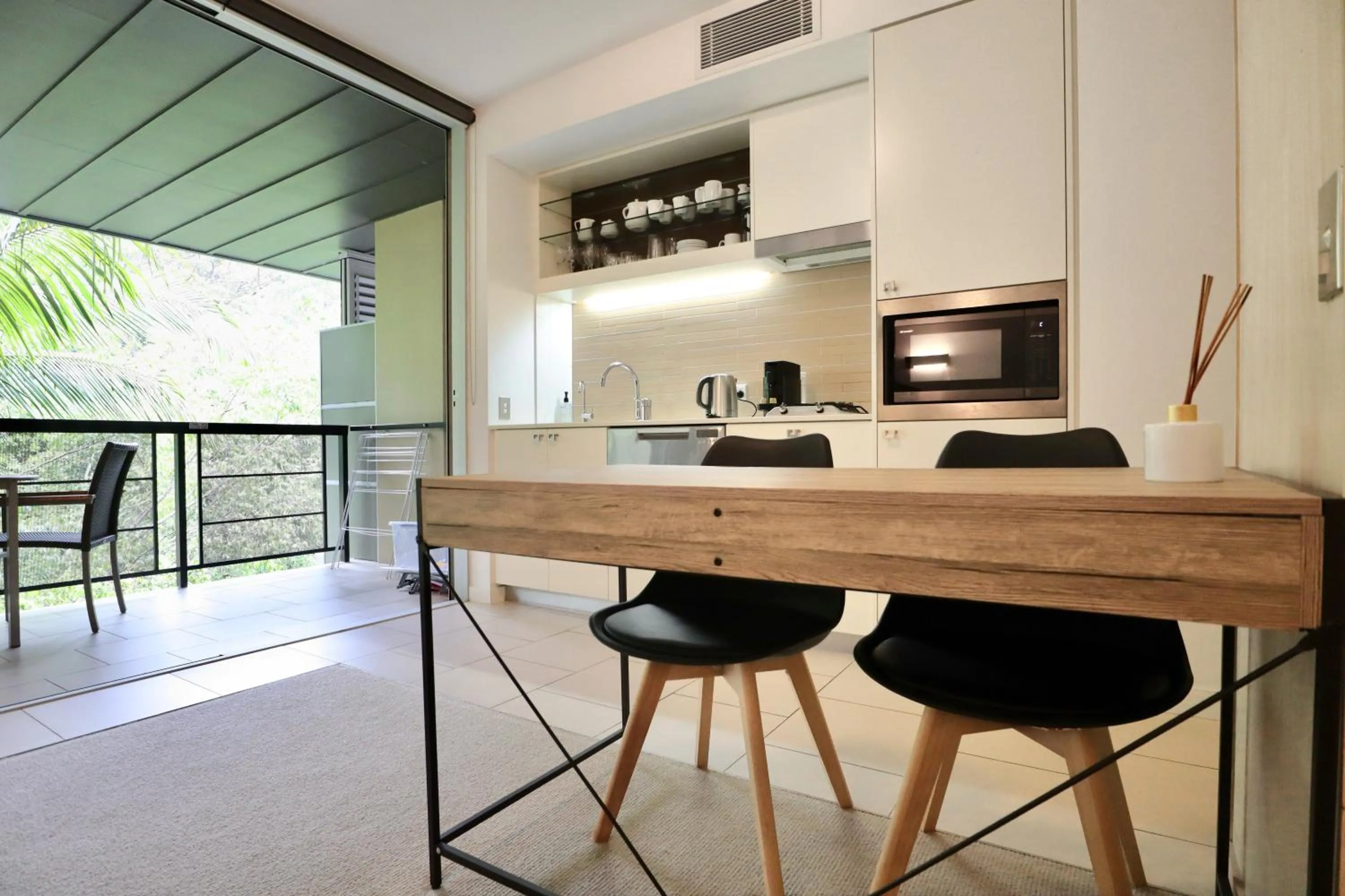 Restful rainforest retreat mins from Hastings st 9407