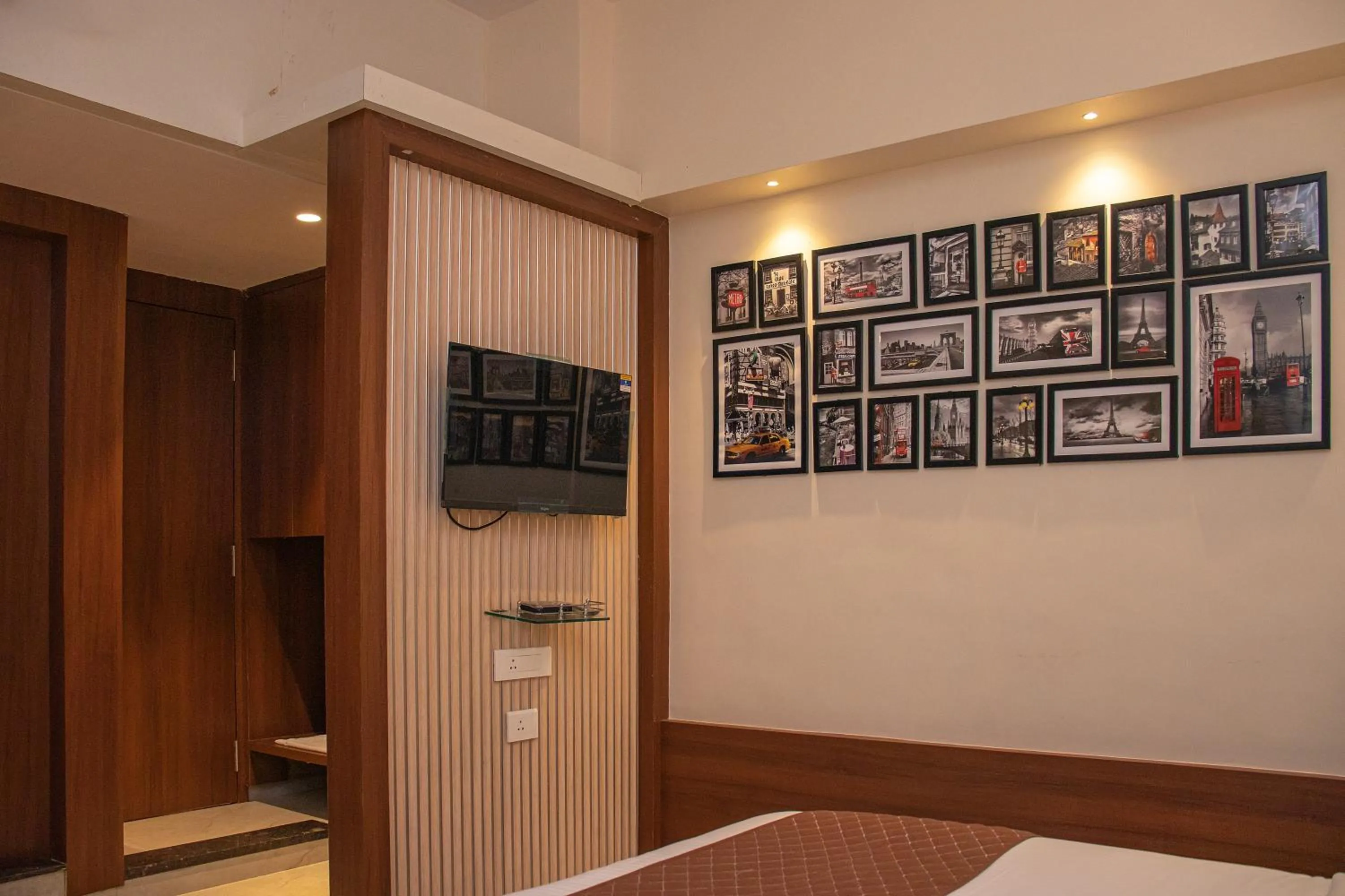TV and multimedia, Bed in Hotel Czar Inn - Vashi Navi Mumbai