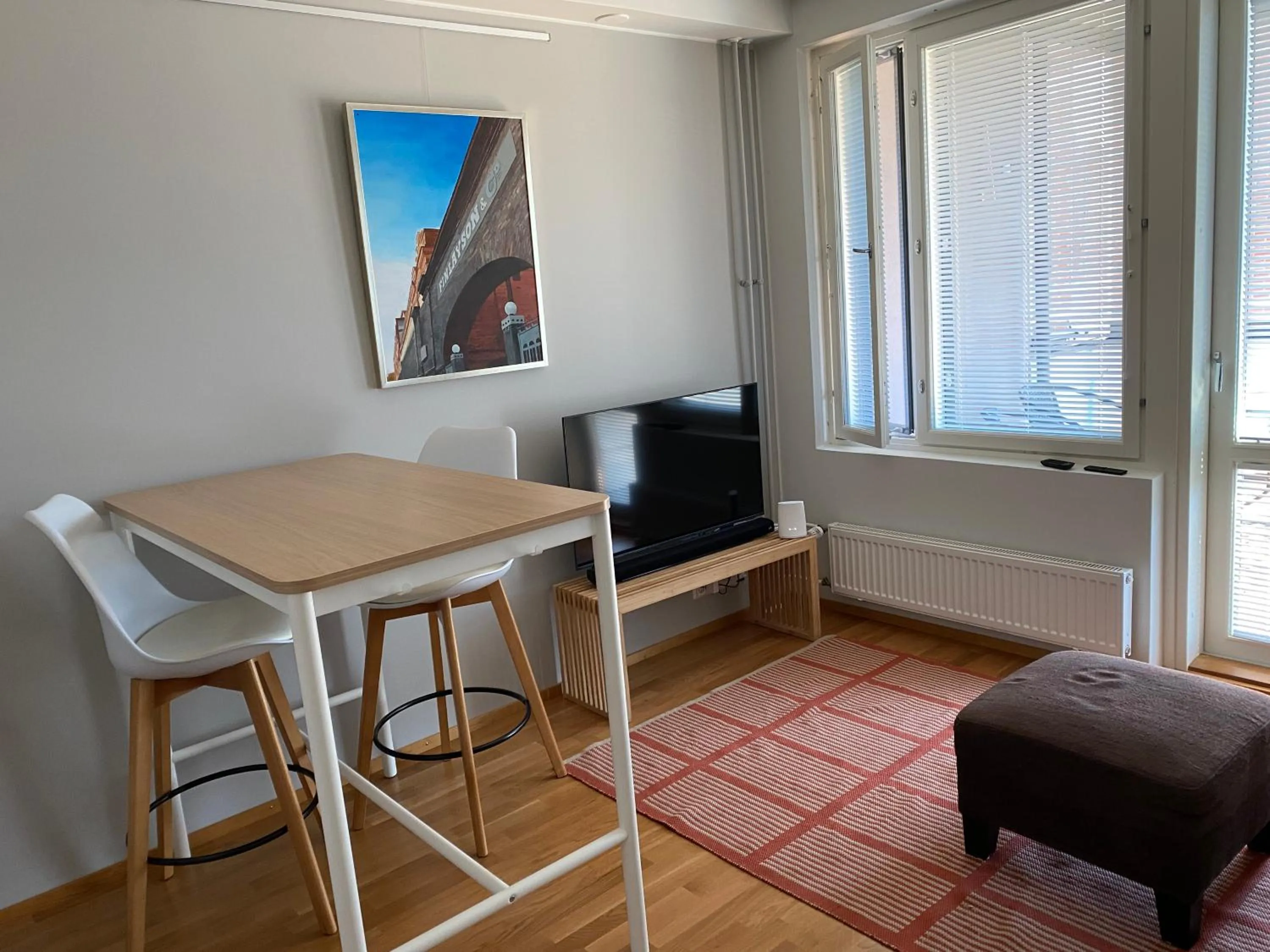 Rauhallinen asunto, sauna ja iso parveke - raitiovaunureitin varrella
