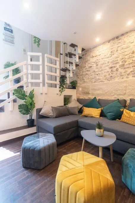 Duplex Parisien charmant en face métro13
