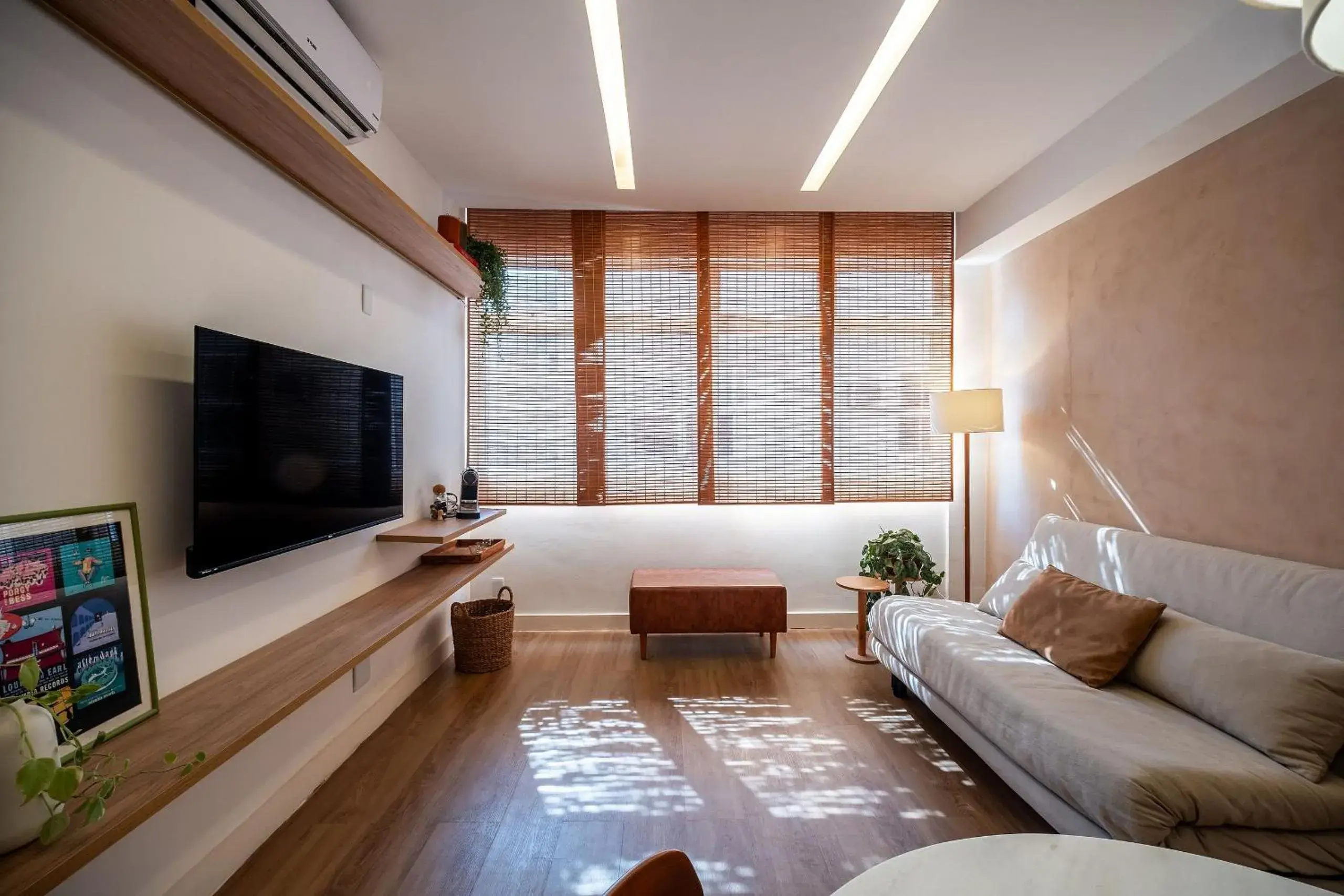 Apartment in Apt com luz natural e muito conforto no Leblon Apartment in Apt com luz natural e muito conforto no Leblon