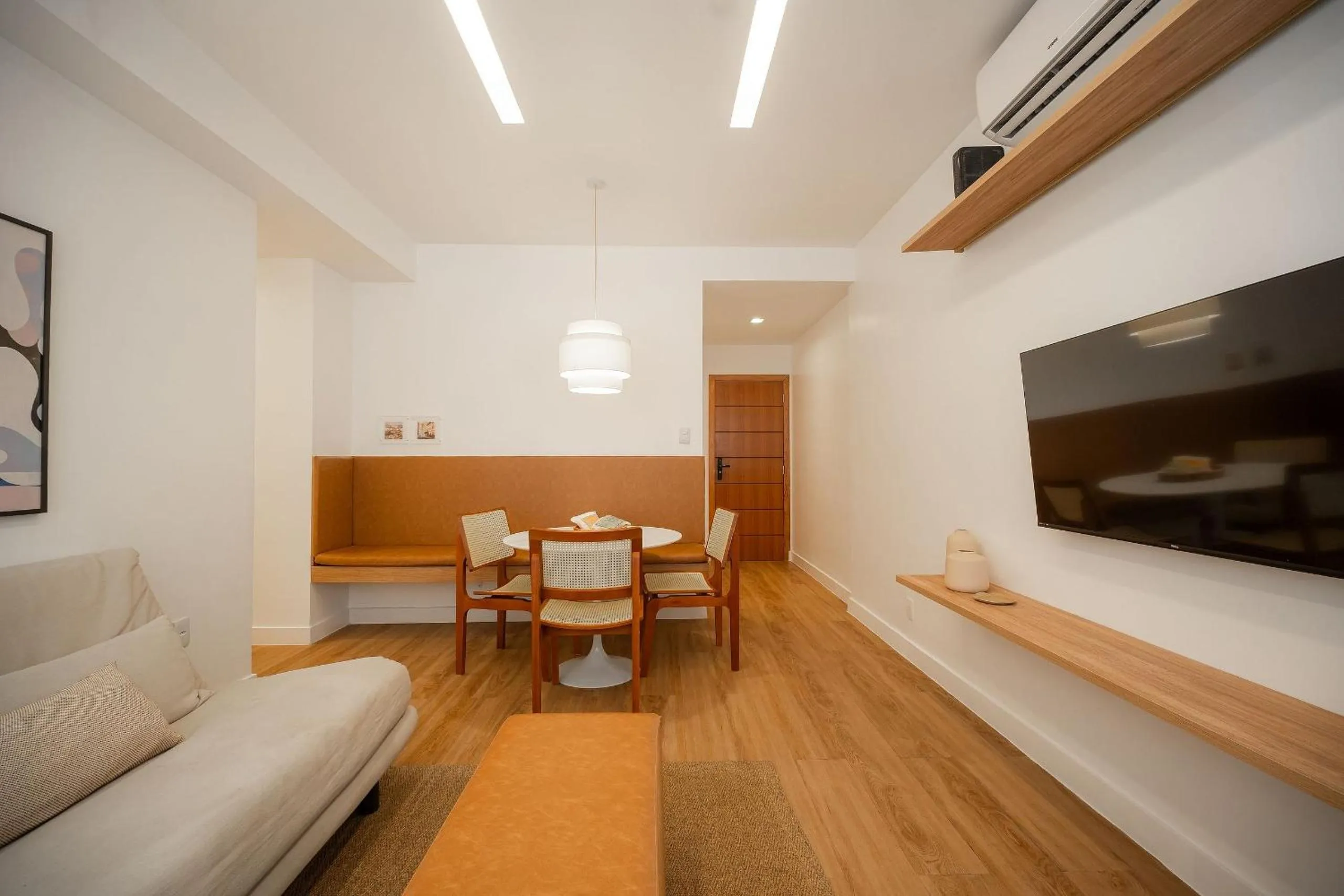 Dining area in Apartamento recém reformado no Leblon