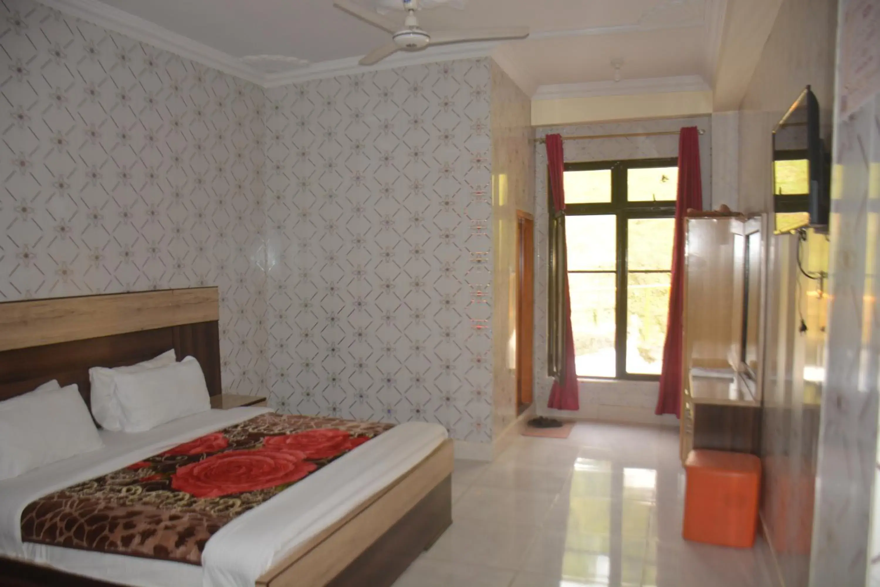 Bed in Eagle Nest, Malam Jabba by LMC Bed in Eagle Nest, Malam Jabba by LMC