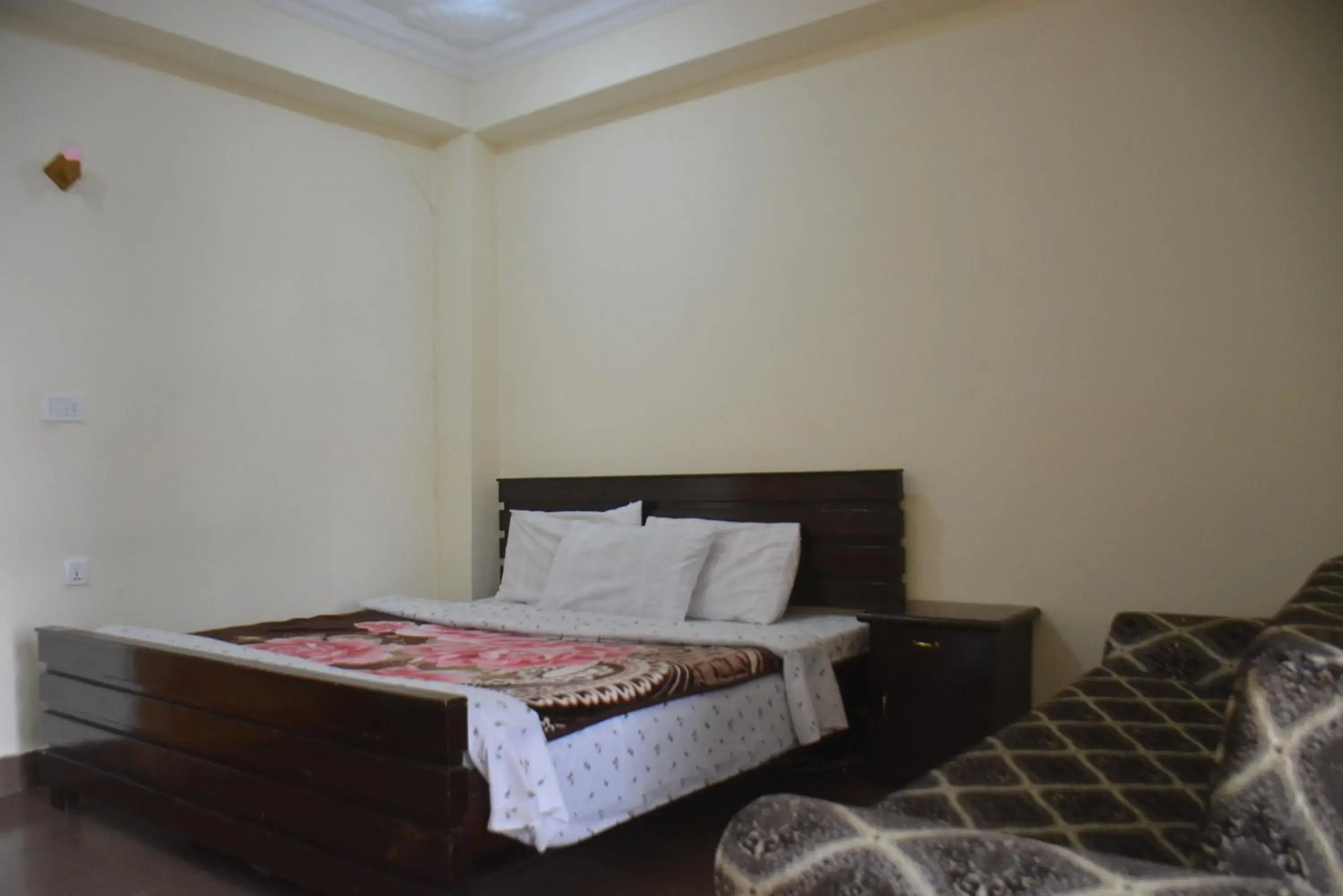 Bed in Eagle Nest, Malam Jabba by LMC Bed in Eagle Nest, Malam Jabba by LMC