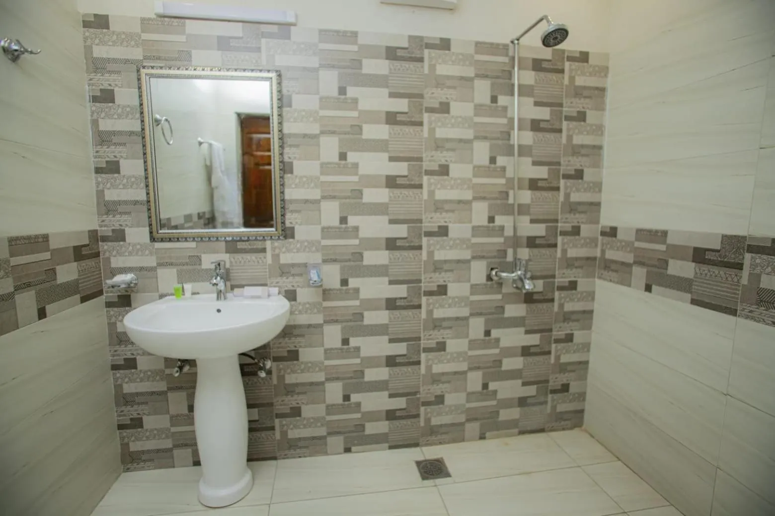 Shower in Hotel white season Gulberg