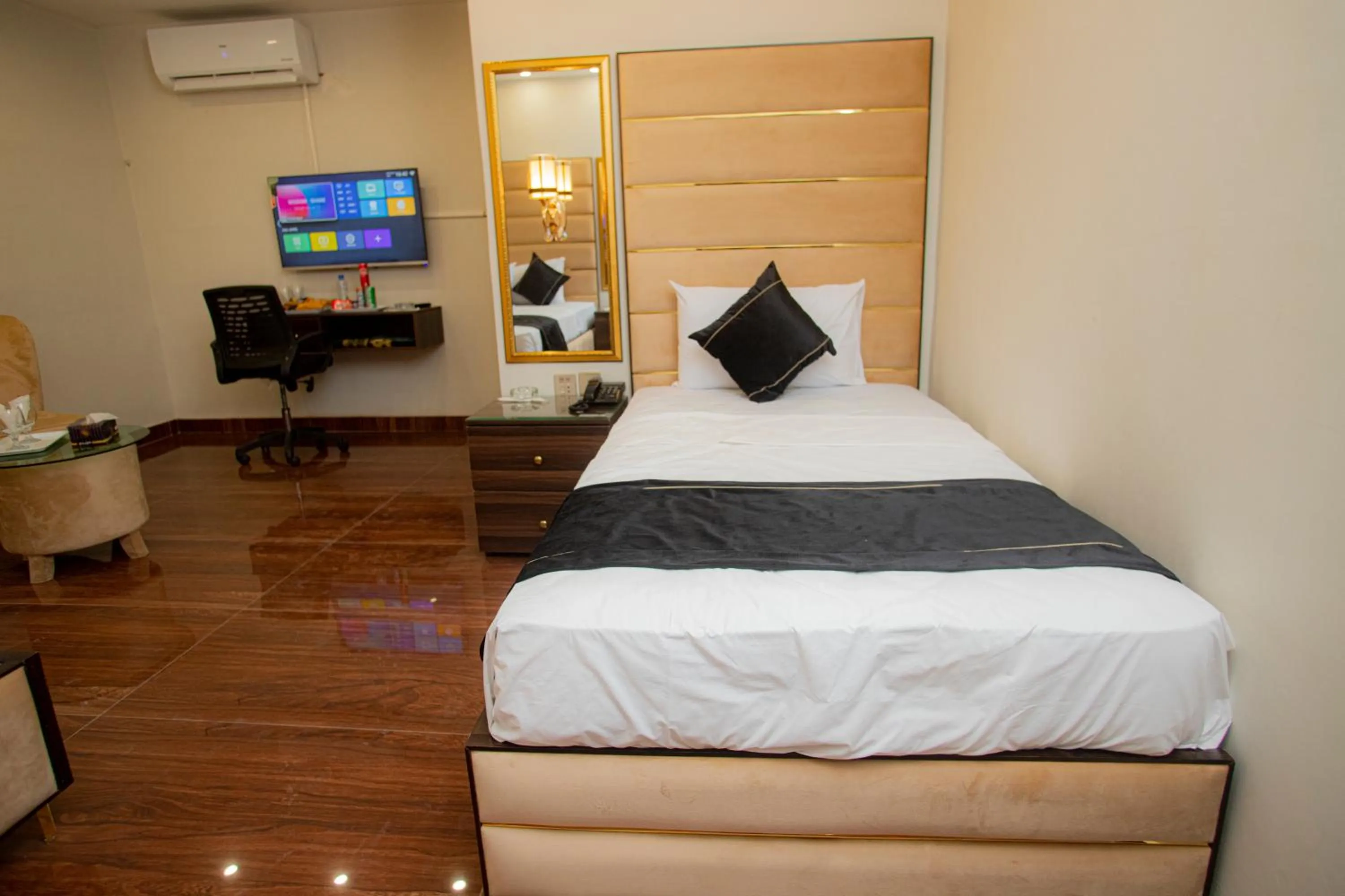 Bed in Hotel white season Gulberg