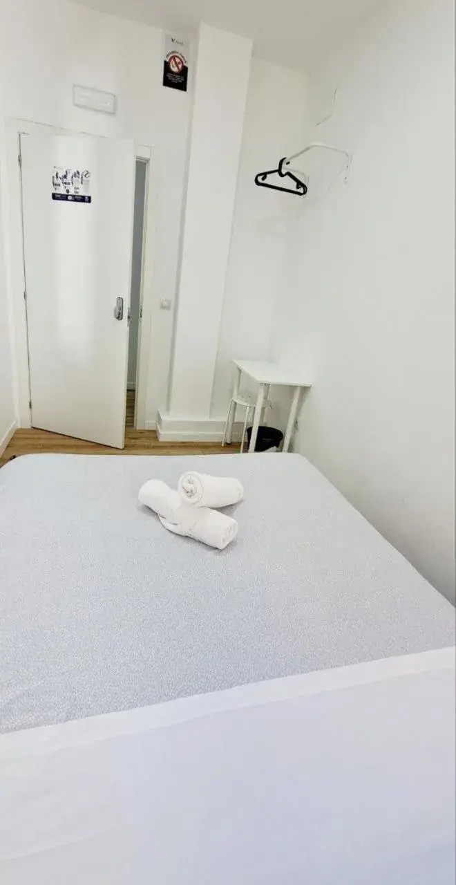 Standard Double Room with Shared Bathroom in AYZ Joaquín Pol - Auto check-in property Standard Double Room with Shared Bathroom in AYZ Joaquín Pol - Auto check-in property