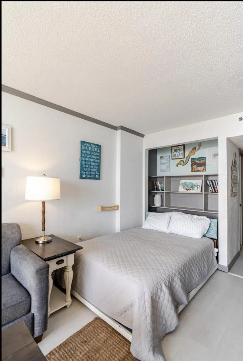 Living room, Bed in Flip Flop at Compass Cove