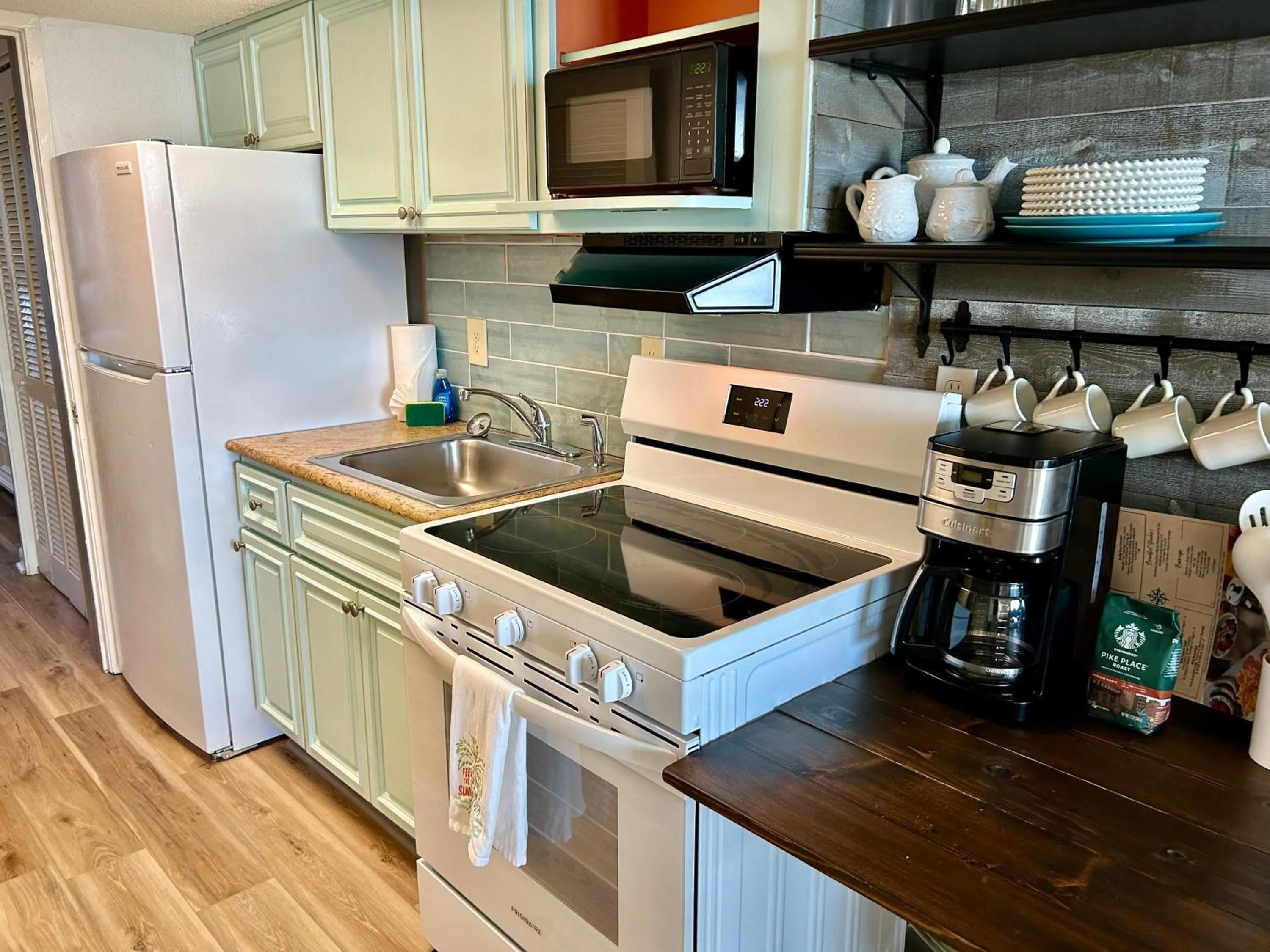 Kitchen or kitchenette in Flip Flop at Compass Cove