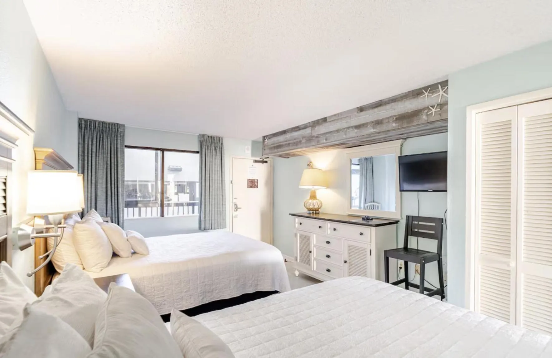 Bedroom, Bed in Flip Flop at Compass Cove