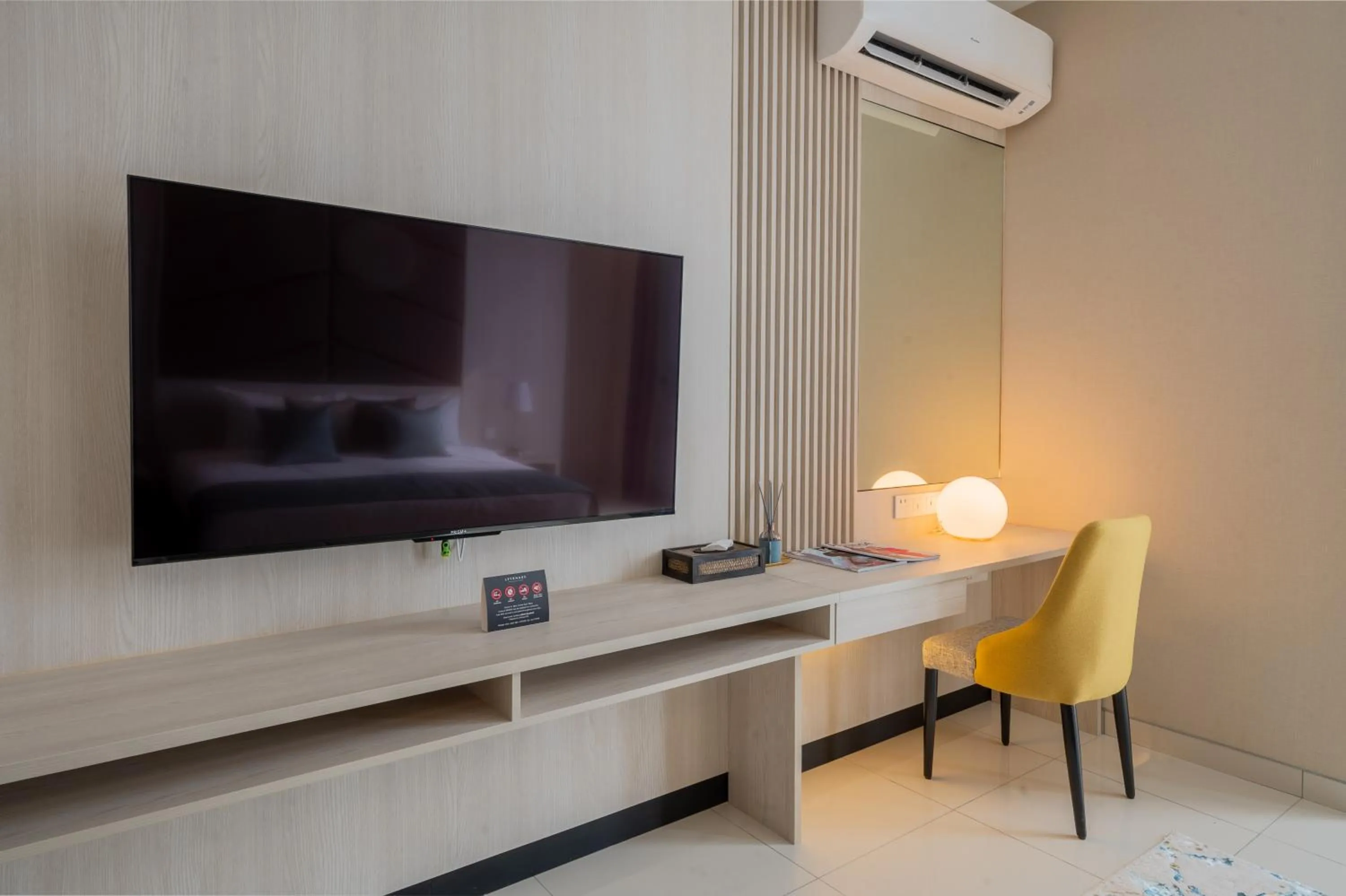 TV and multimedia in Societe Suite by Lyfehaus