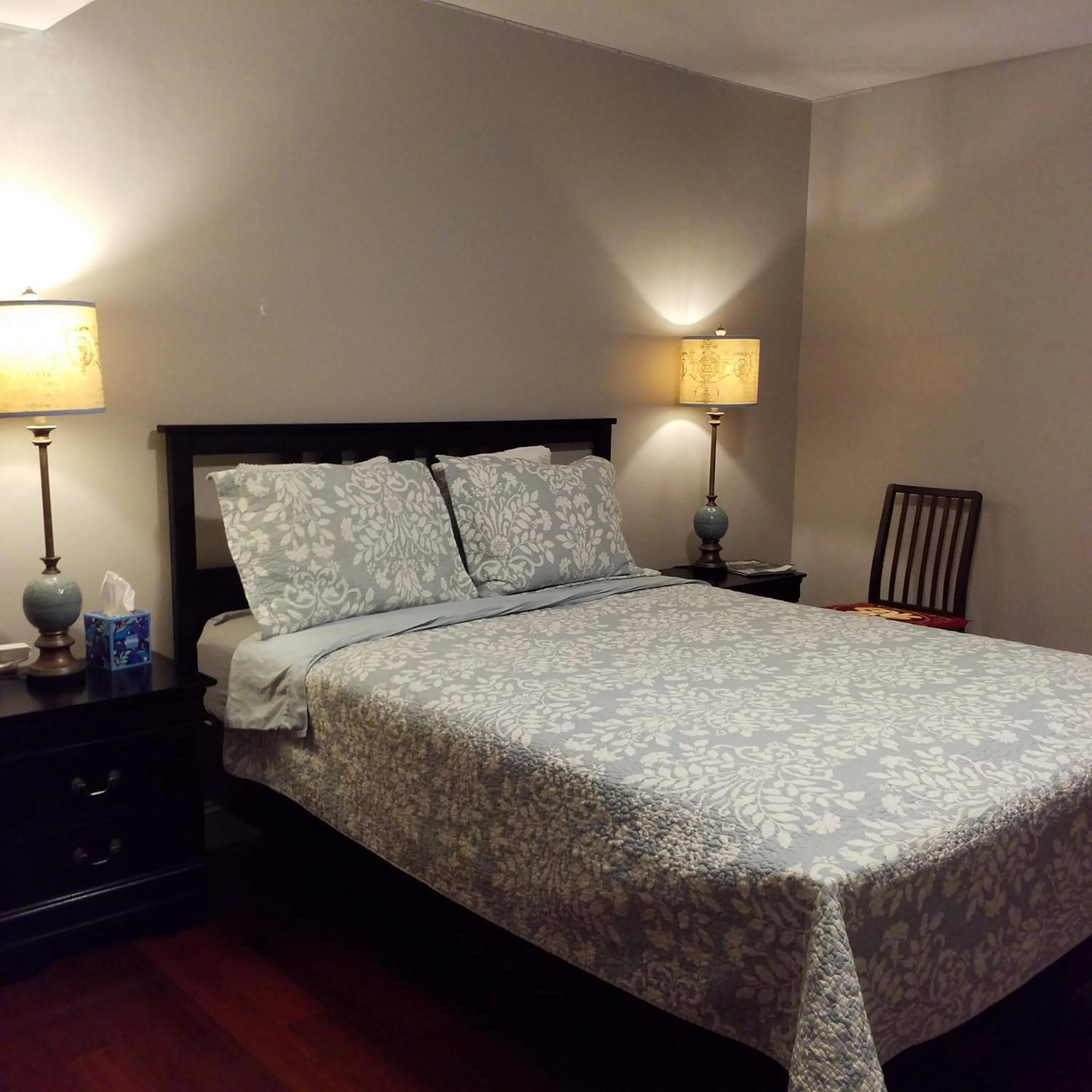 Bedroom, Bed in Fairmount House Free Street Parking Quiet Spacious