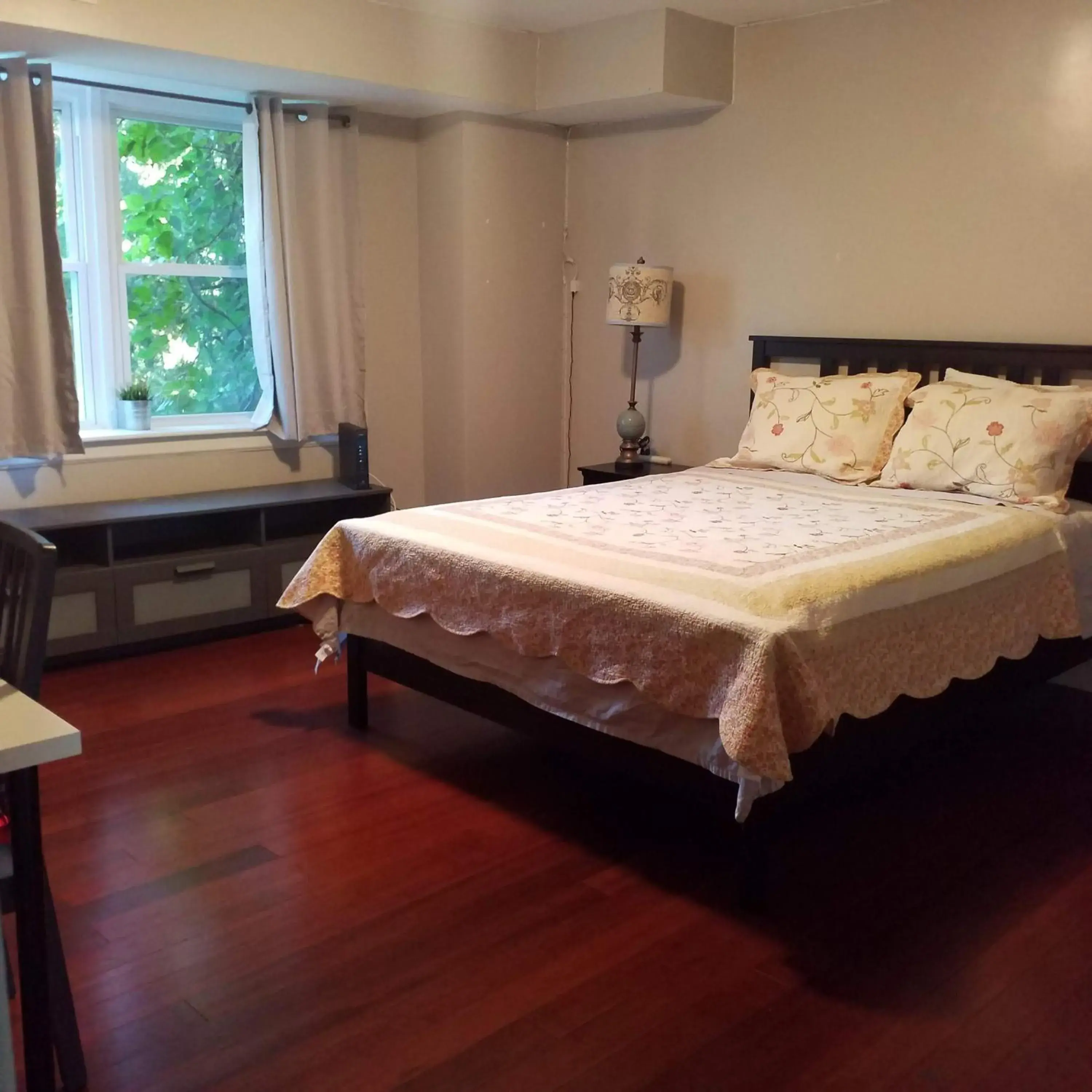 Queen Room with Shared Bathroom in Fairmount House Free Street Parking Quiet Spacious Queen Room with Shared Bathroom in Fairmount House Free Street Parking Quiet Spacious