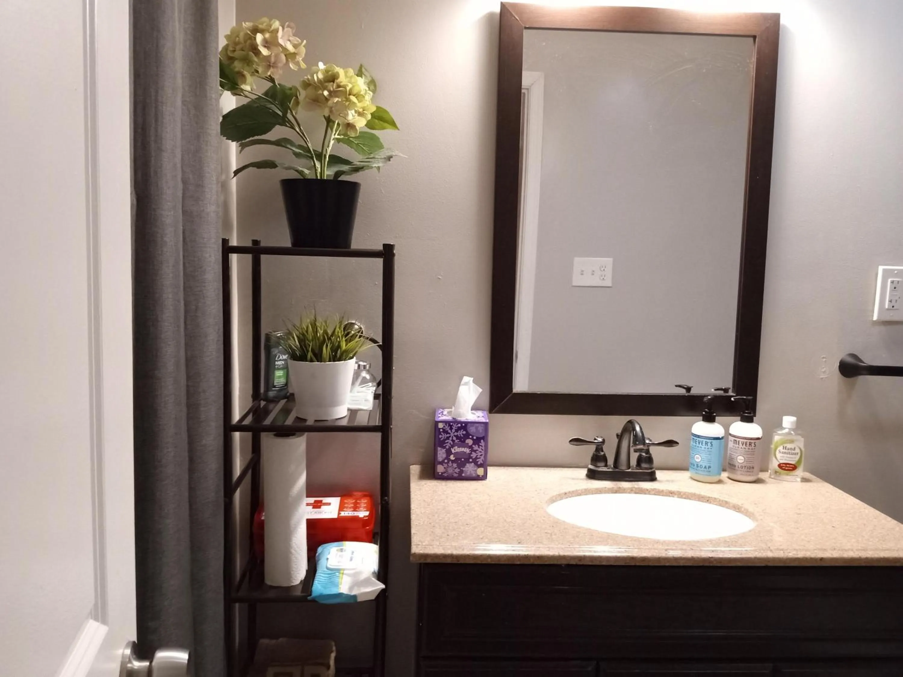 Bathroom in Fairmount House Free Street Parking Quiet Spacious
