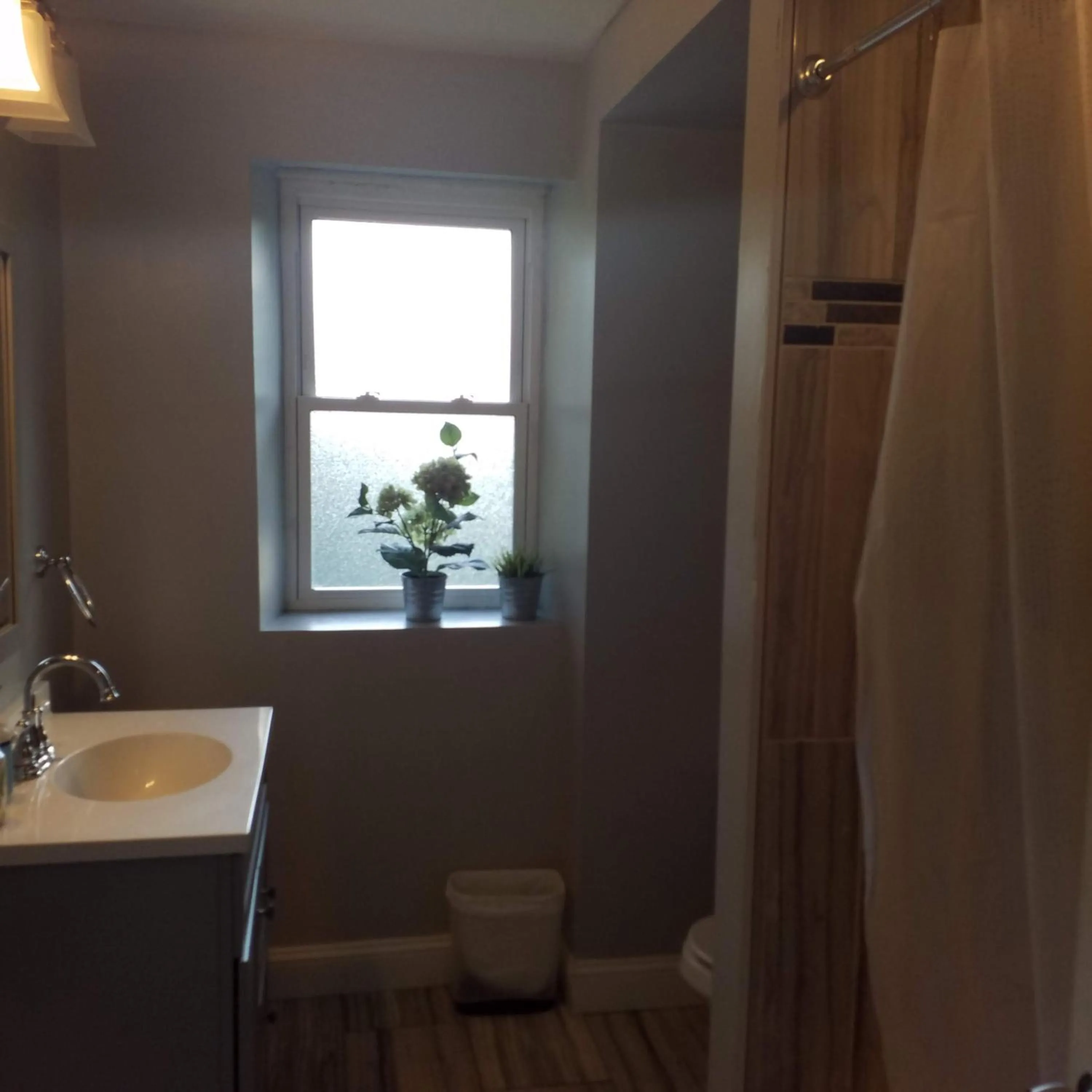Bathroom in Fairmount House Free Street Parking Quiet Spacious