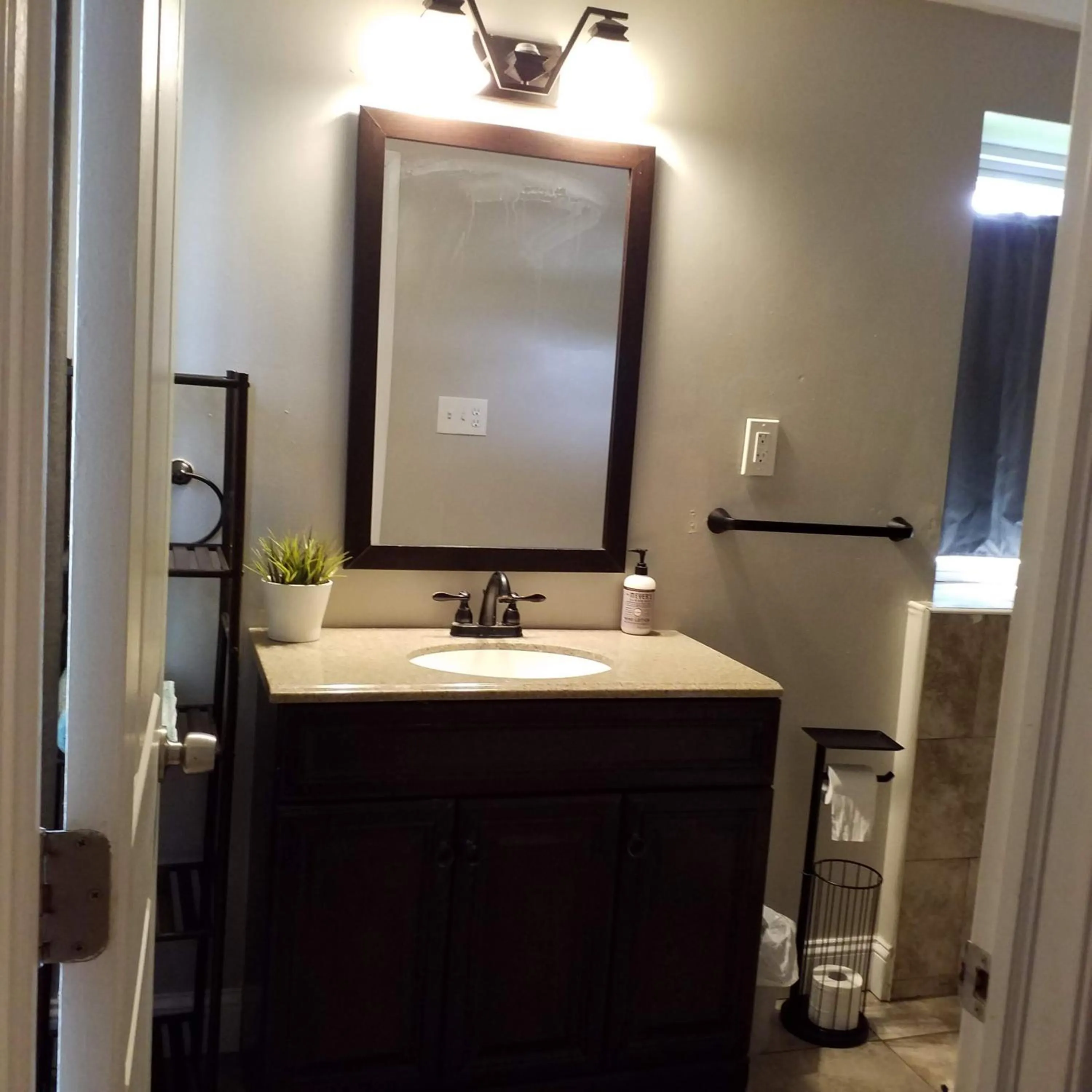 Bathroom in Fairmount House Free Street Parking Quiet Spacious