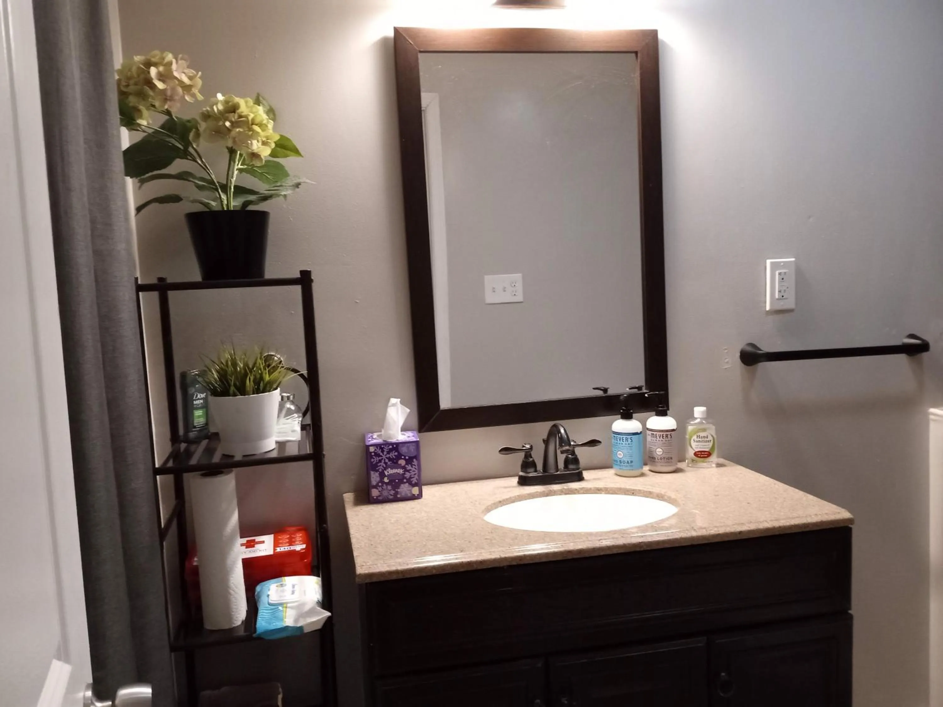 Bathroom in Fairmount House Free Street Parking Quiet Spacious