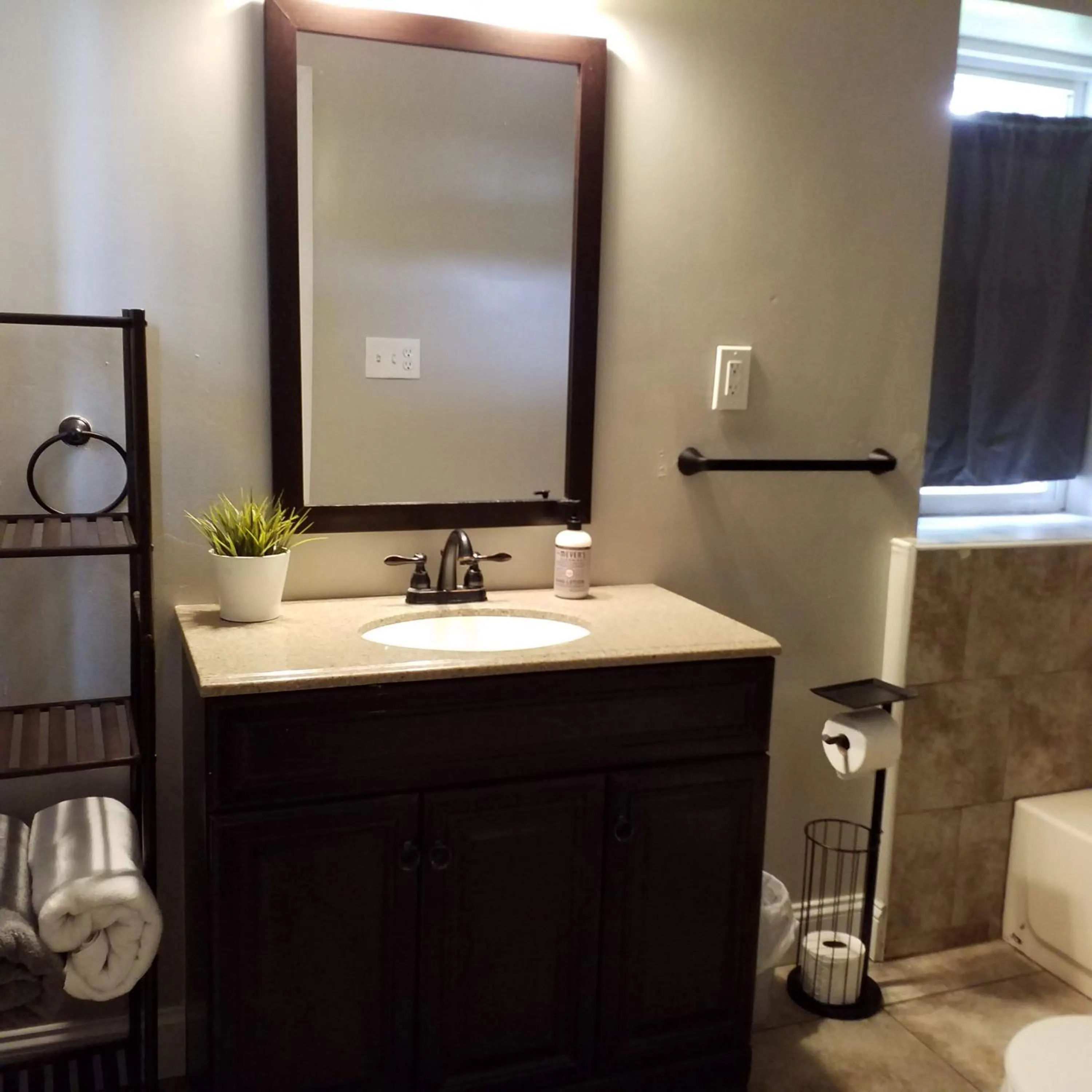 Bathroom in Fairmount House Free Street Parking Quiet Spacious