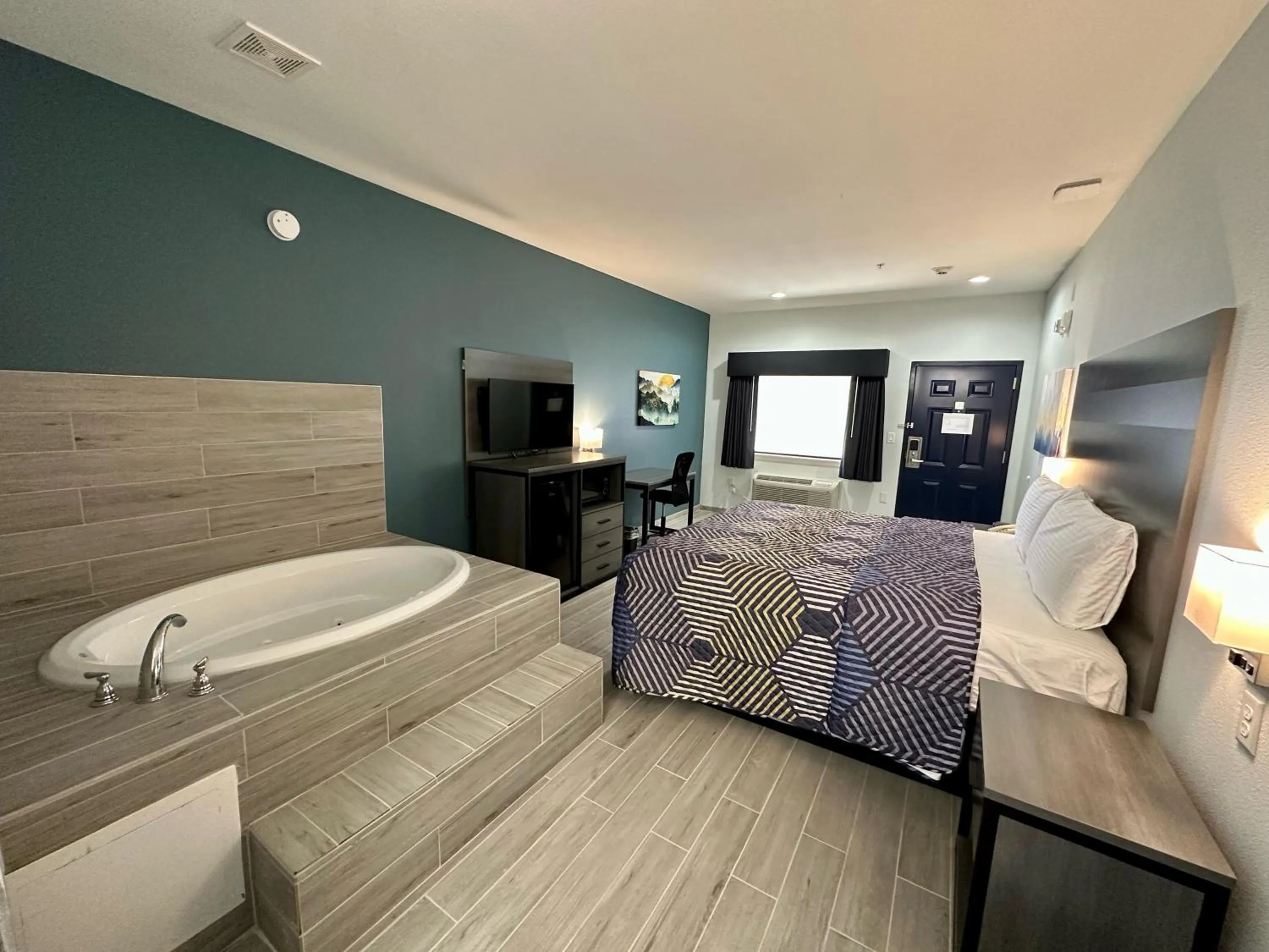 Hot Tub, Bed in Crosby Travel Lodge and RV Park