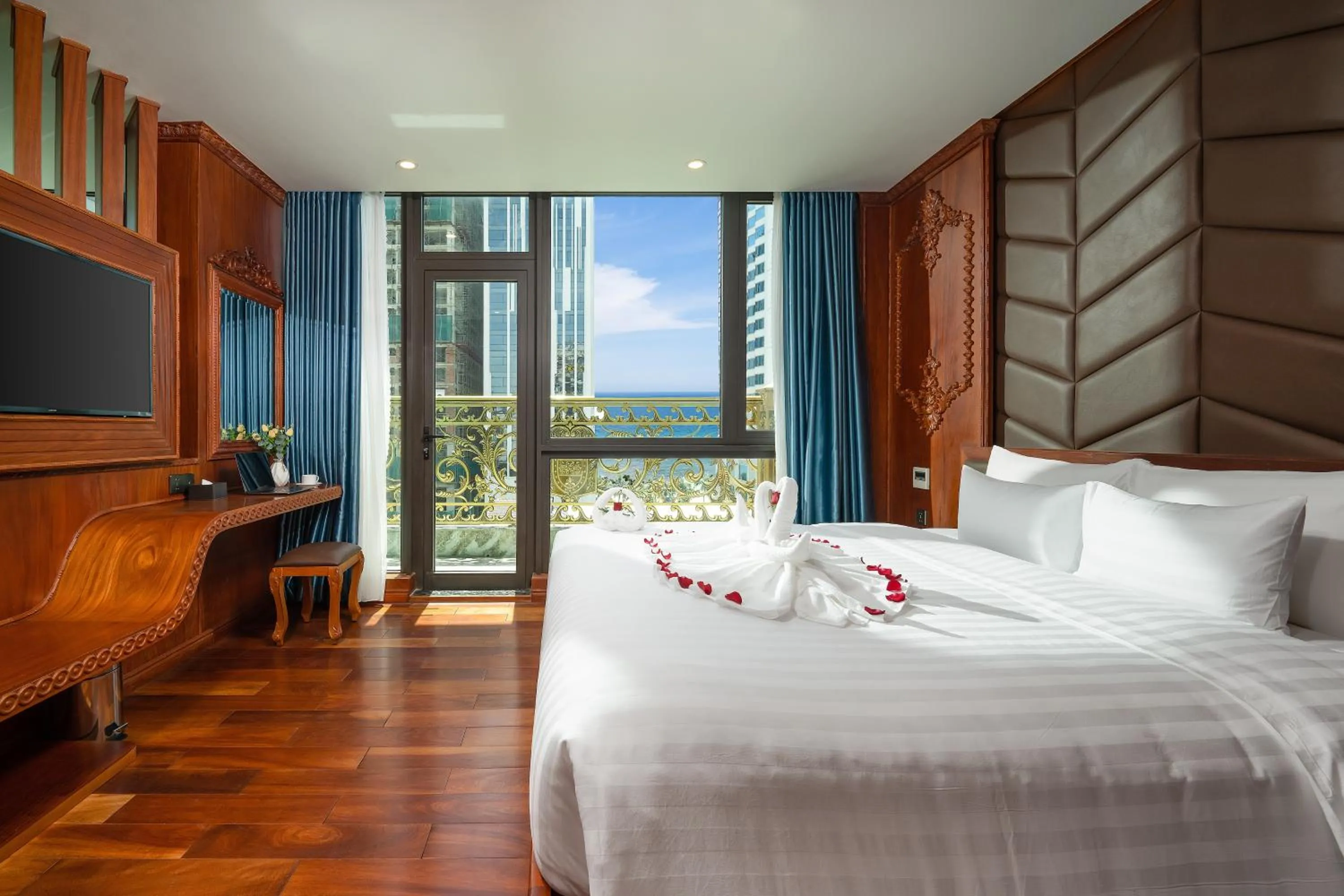 Bed in Monalisa Luxury Hotel