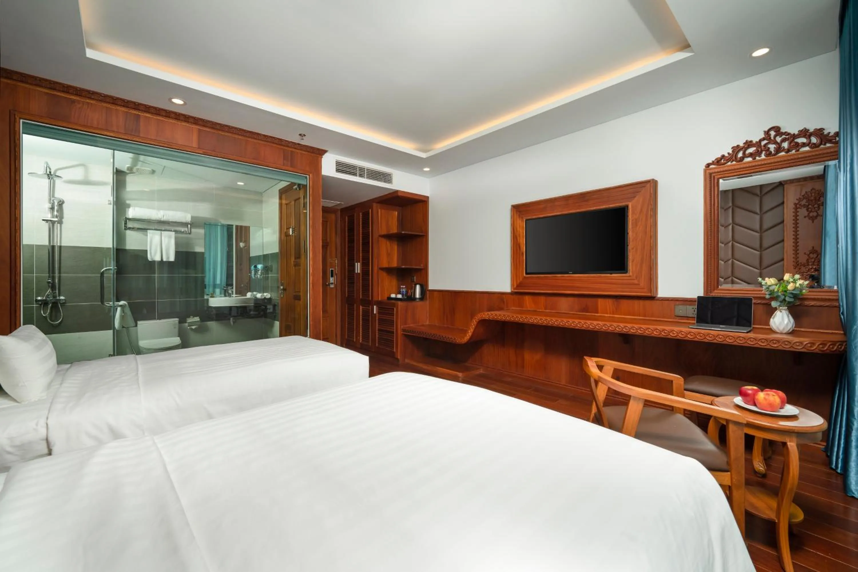 Bed in Monalisa Luxury Hotel