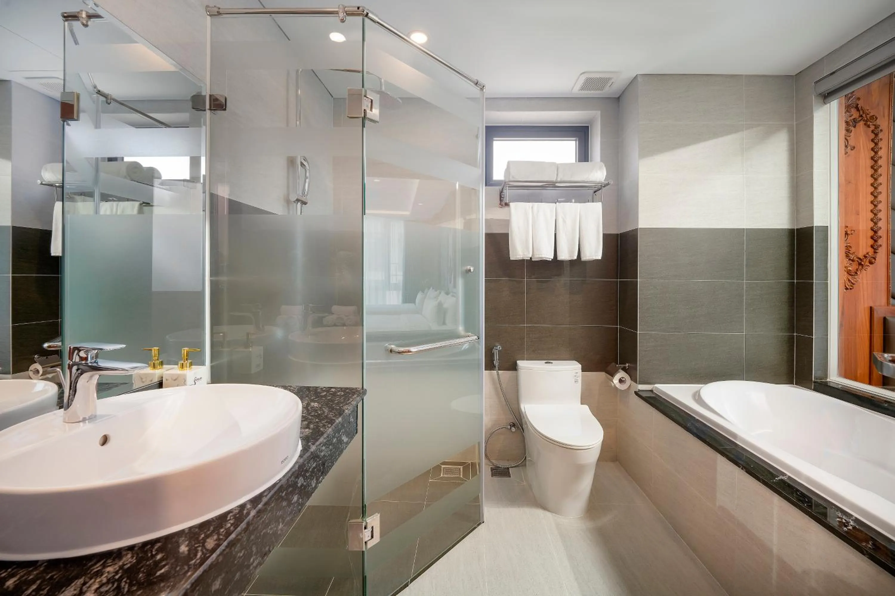 Shower in Monalisa Luxury Hotel