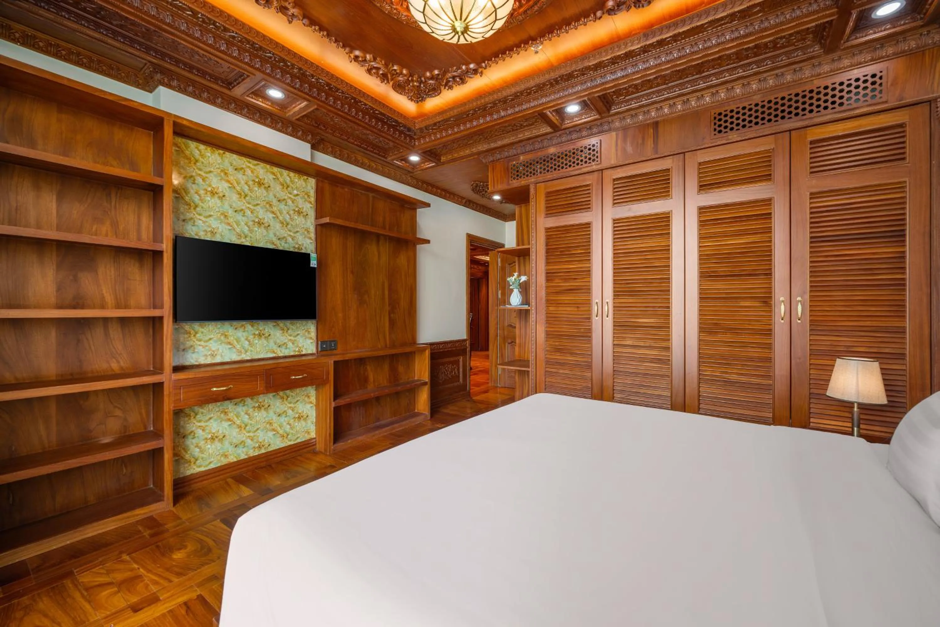 Bed in Monalisa Luxury Hotel