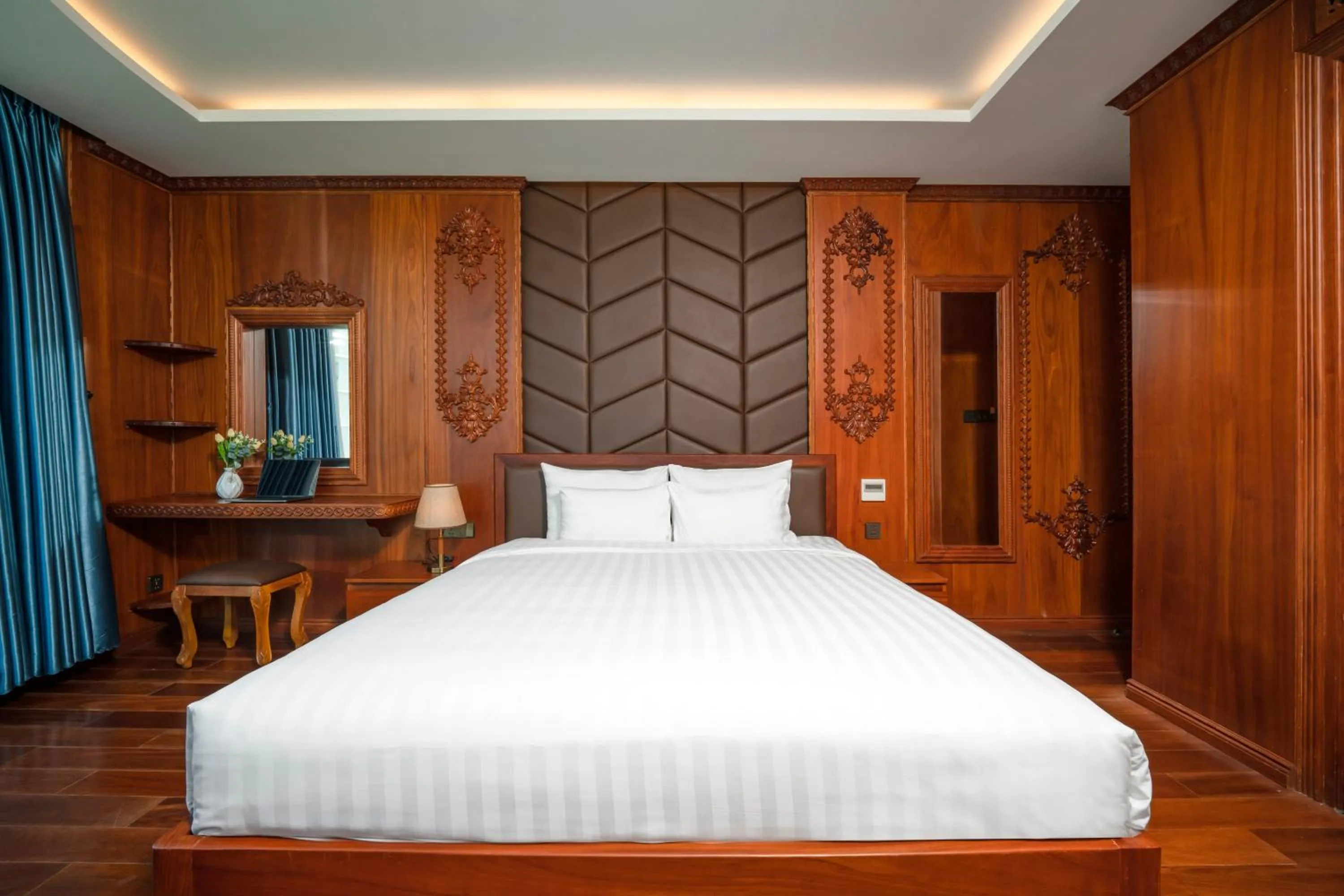 Bed in Monalisa Luxury Hotel