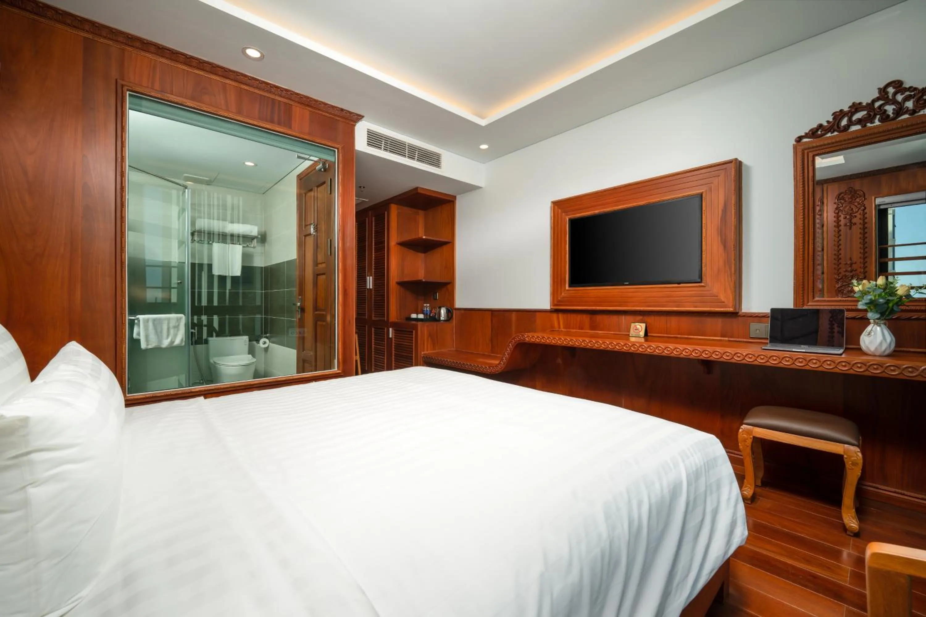 Bed in Monalisa Luxury Hotel