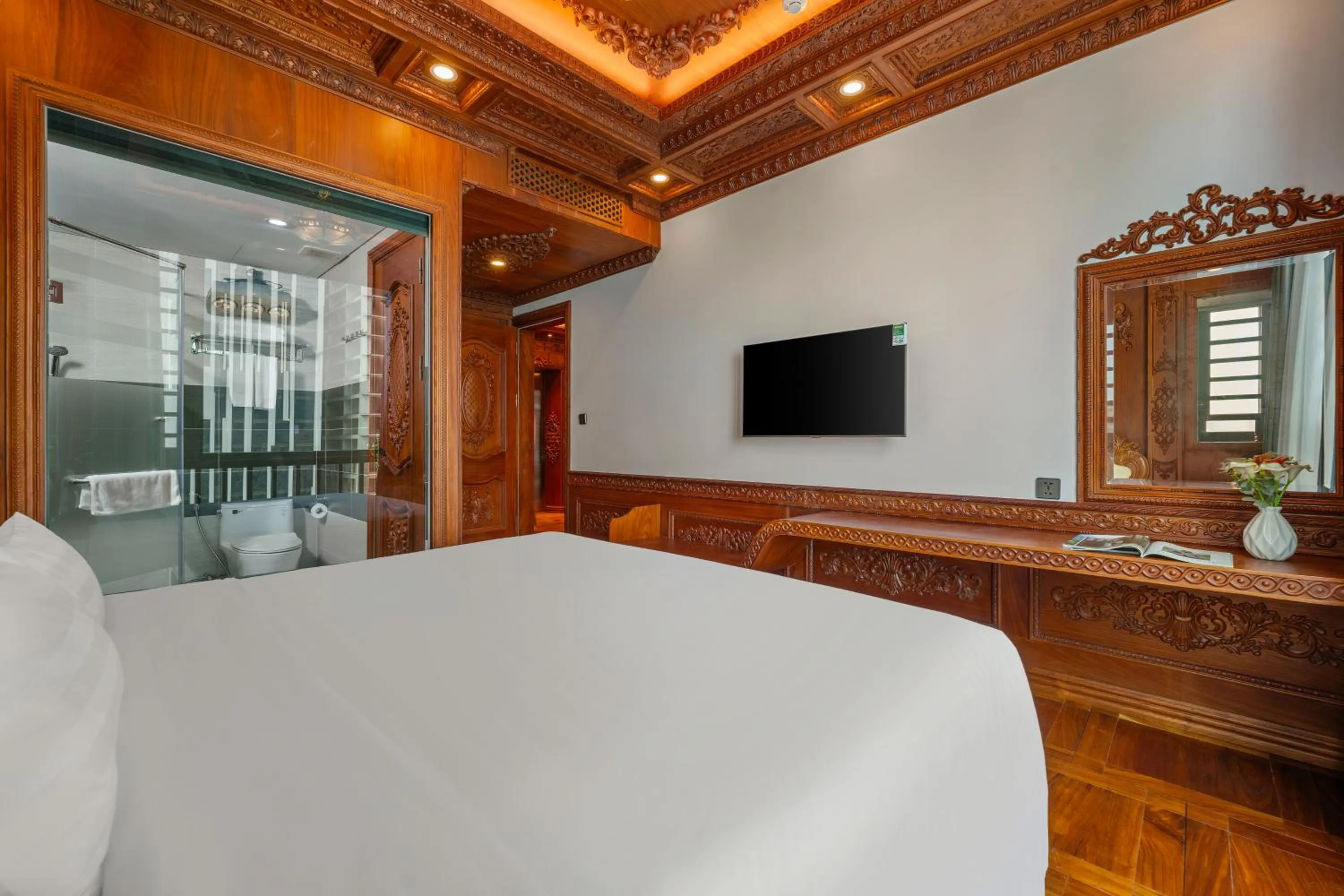 Bed in Monalisa Luxury Hotel