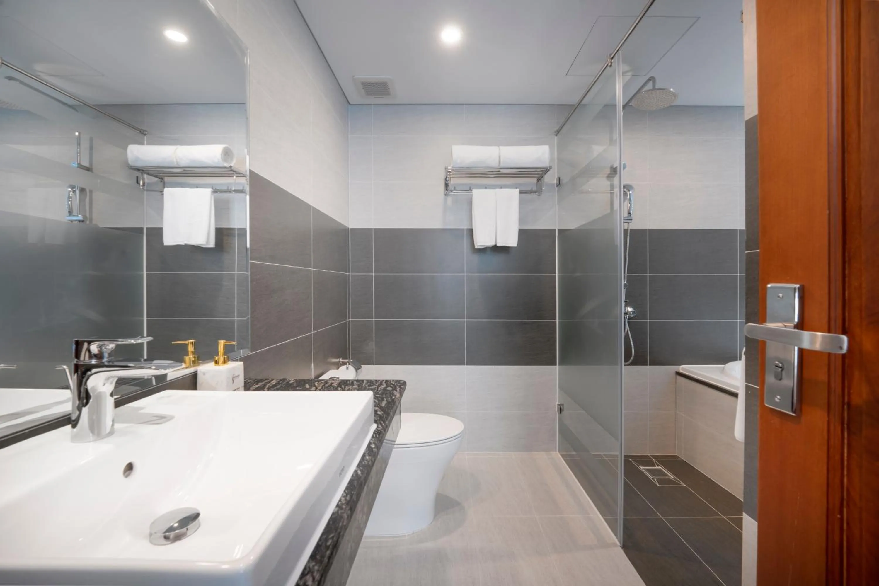 Shower in Monalisa Luxury Hotel