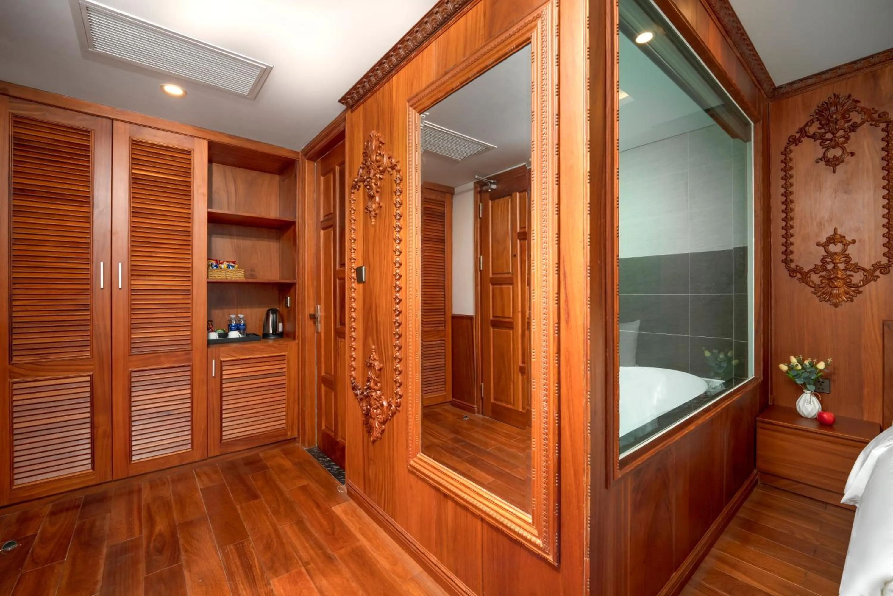 wardrobe, Bed in Monalisa Luxury Hotel