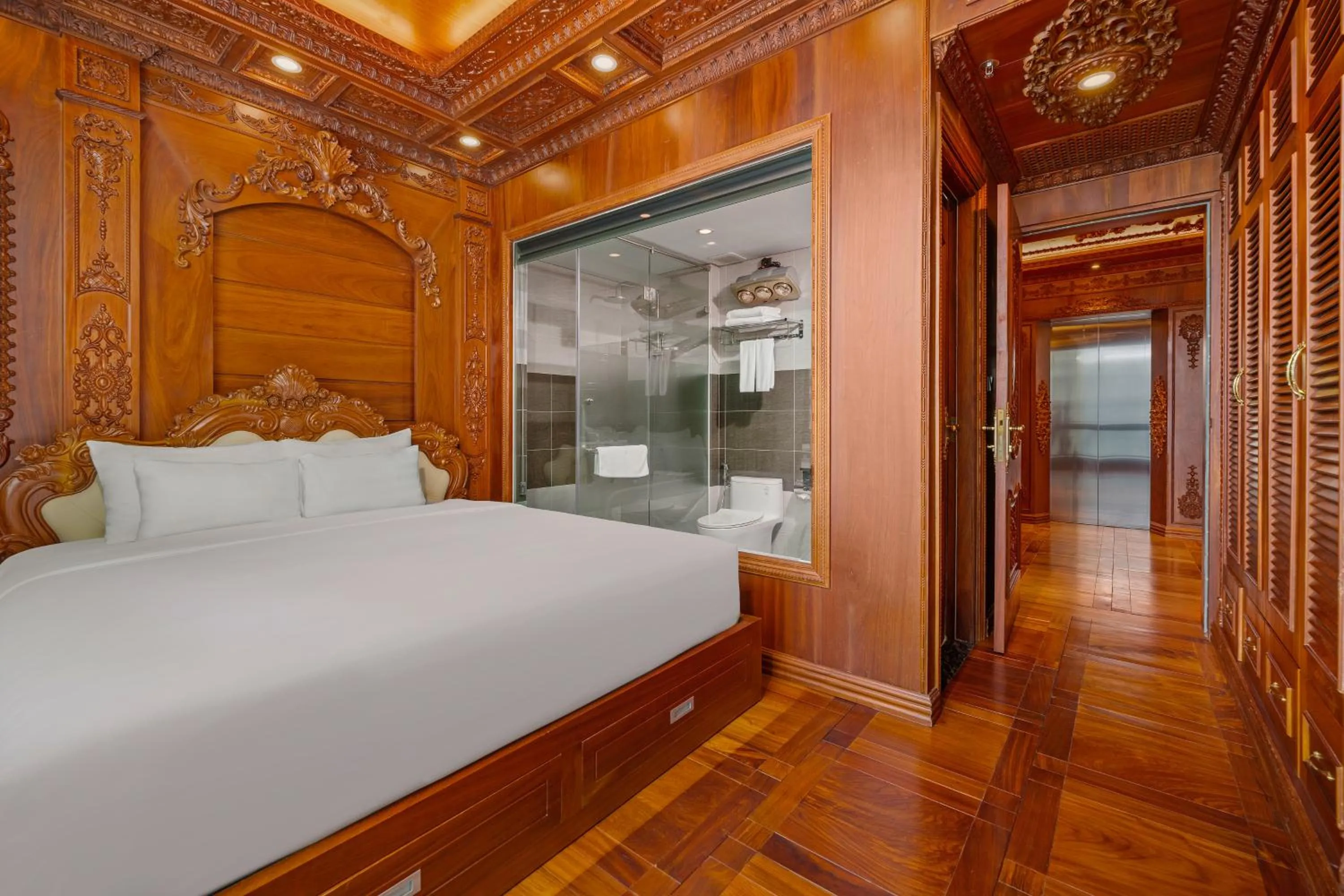 Bed in Monalisa Luxury Hotel