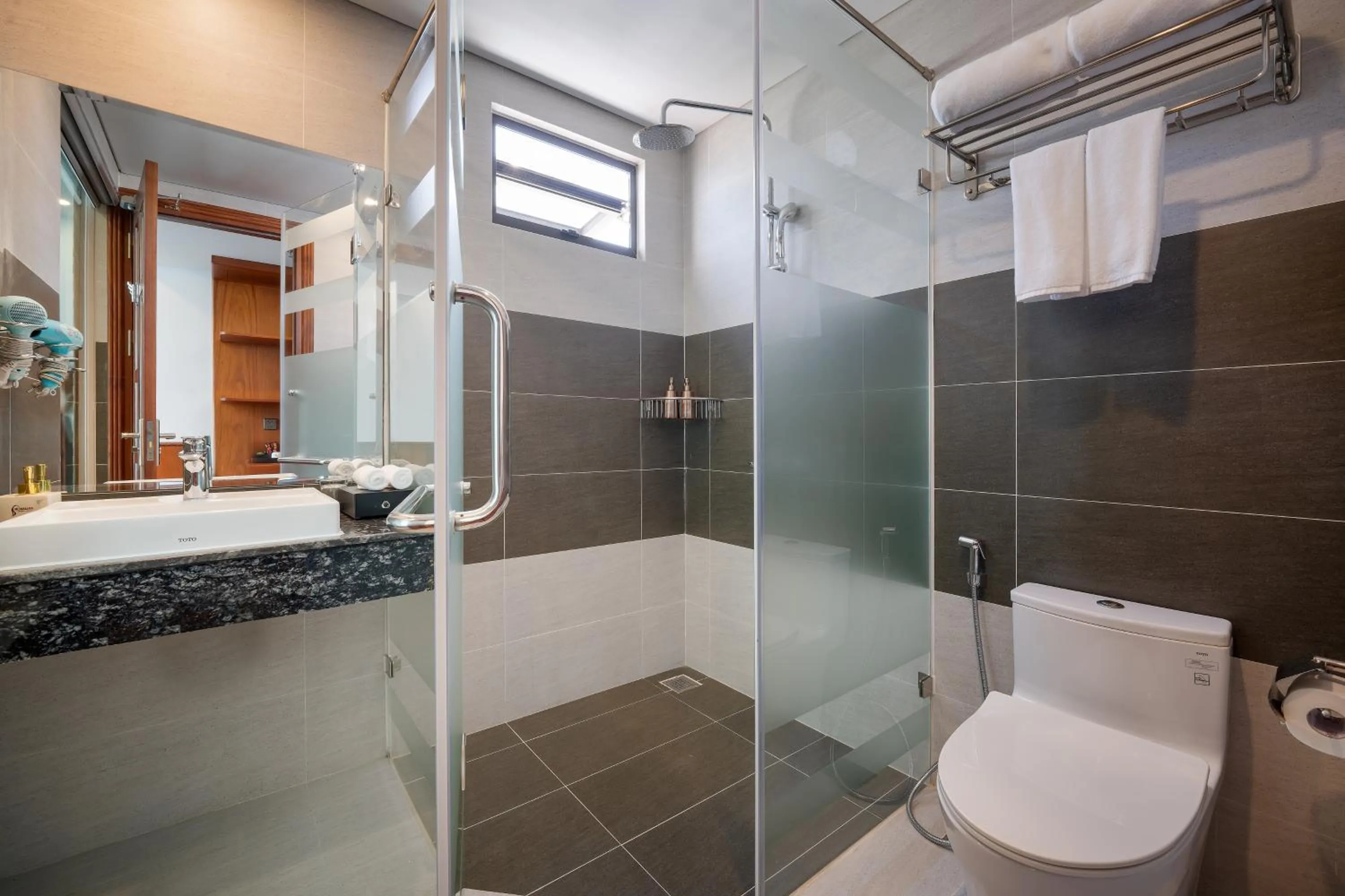 Shower in Monalisa Luxury Hotel