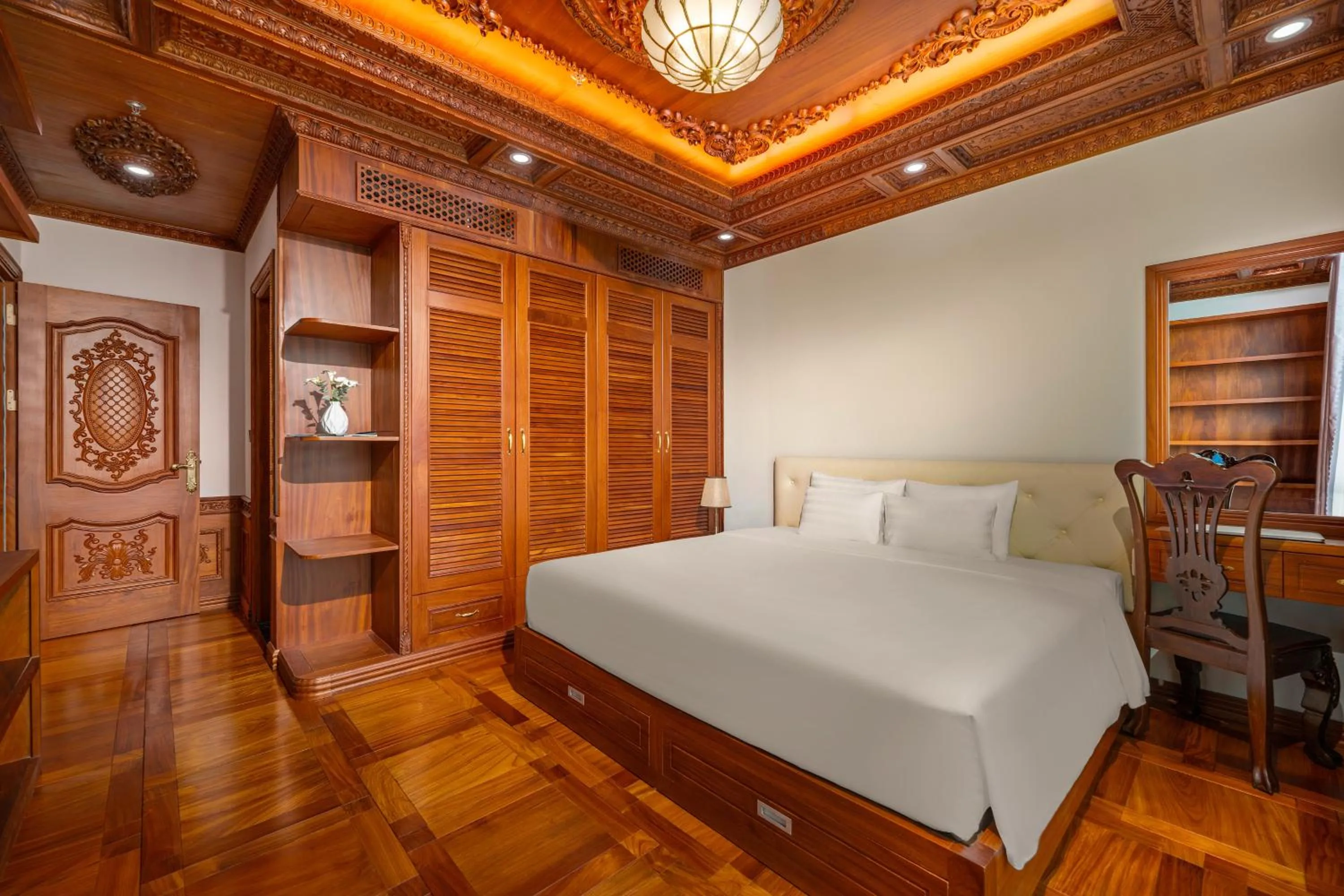 Bed in Monalisa Luxury Hotel