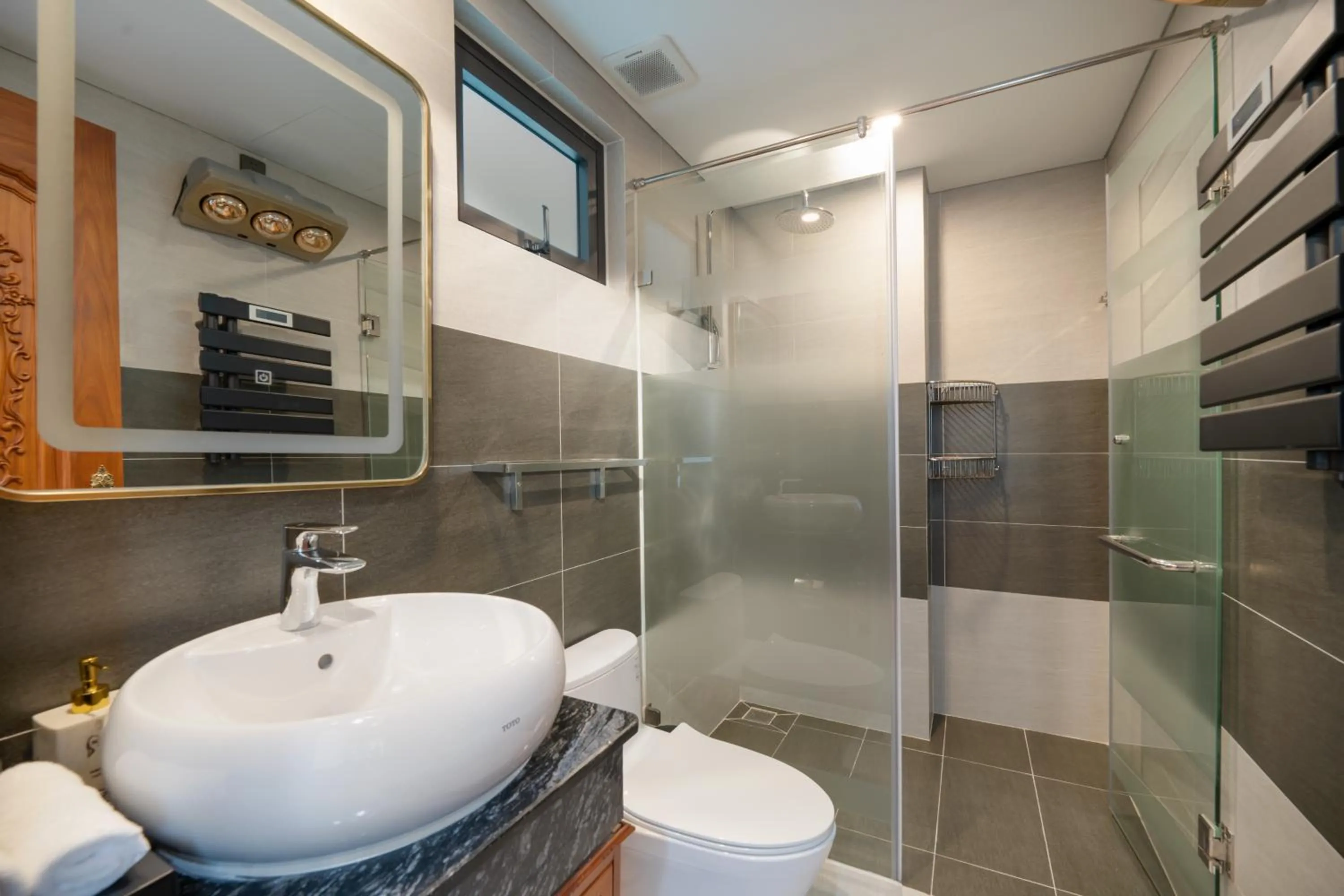 Shower in Monalisa Luxury Hotel