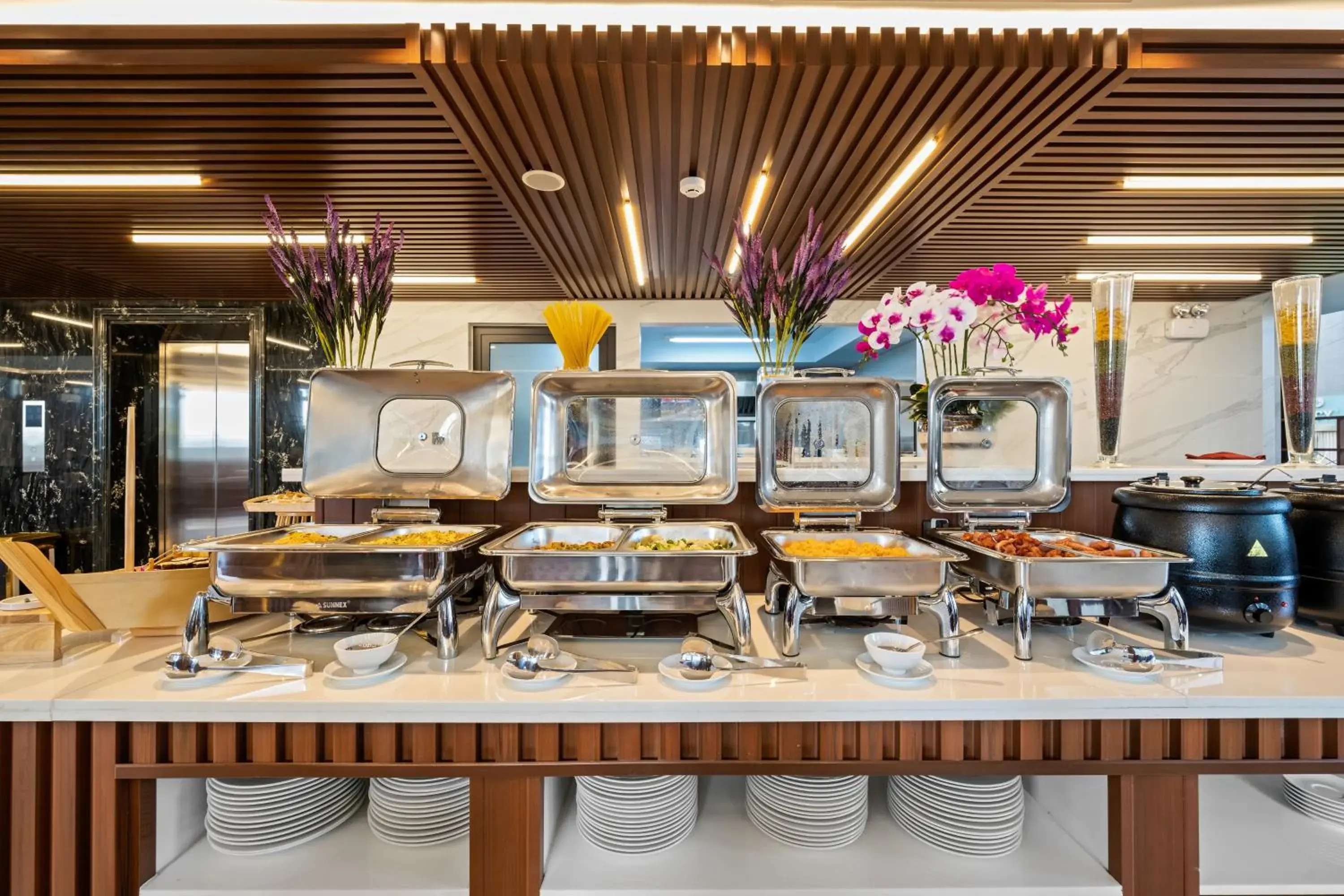 Restaurant/places to eat in Monalisa Luxury Hotel Restaurant/places to eat in Monalisa Luxury Hotel