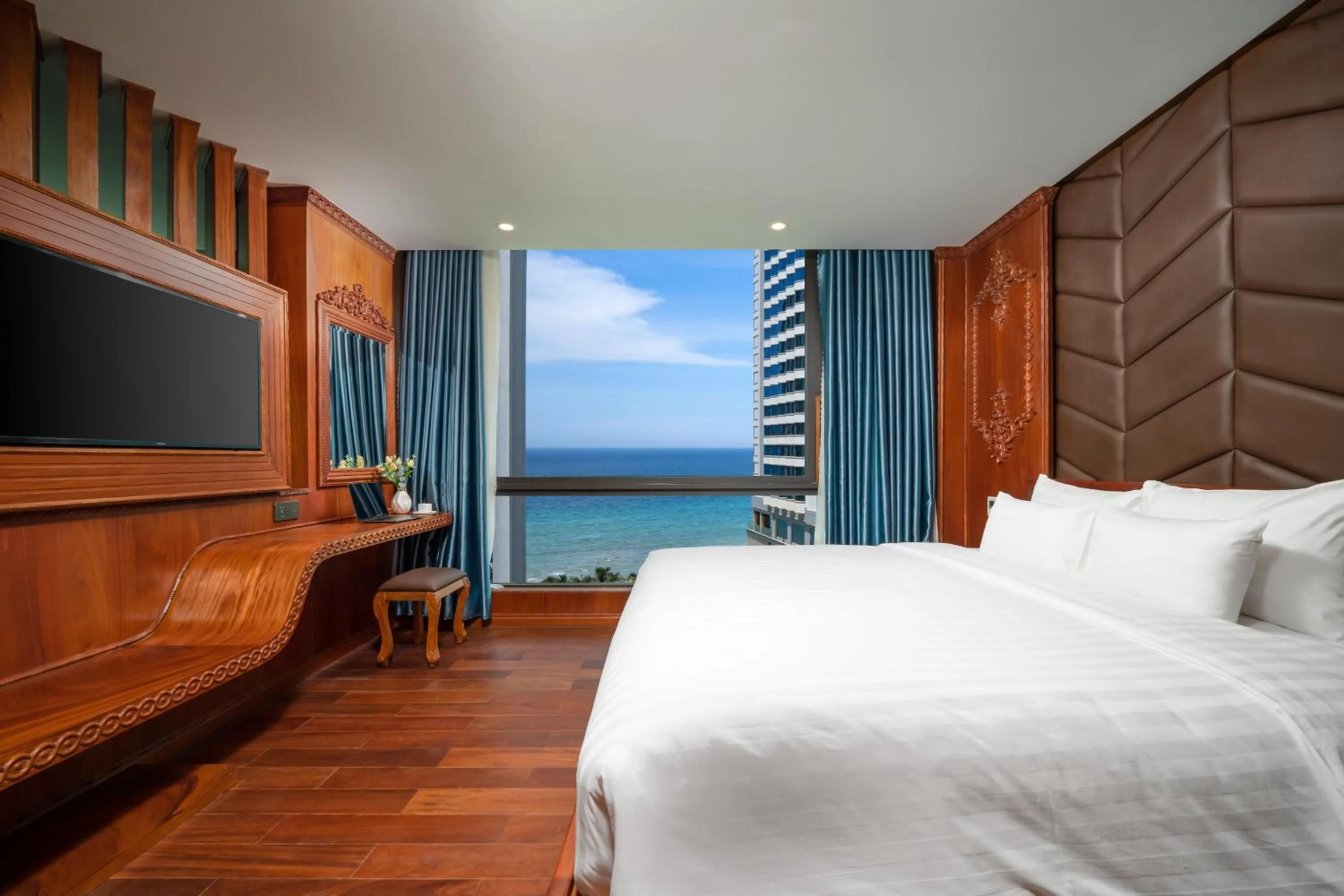 Bed in Monalisa Luxury Hotel