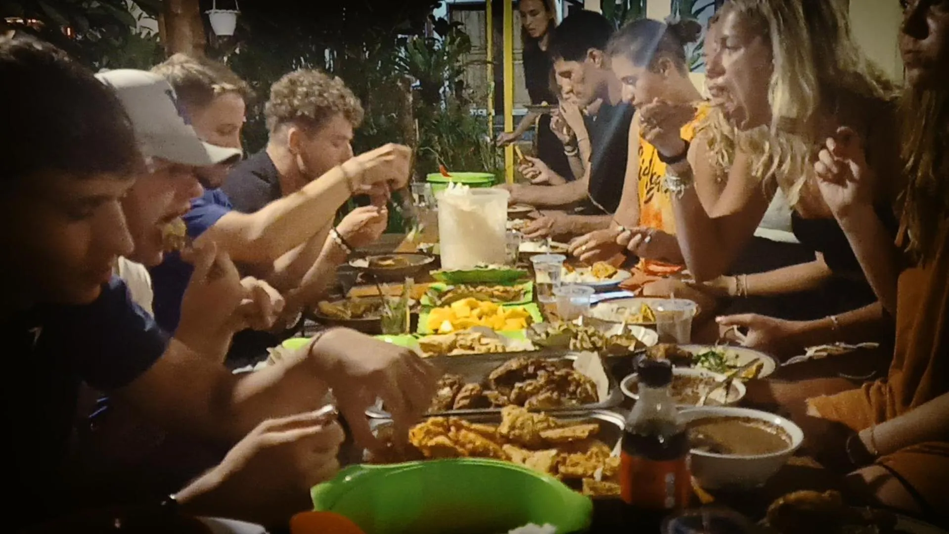 Restaurant/places to eat in FAREL HOMESTAY KAWAHIJEN