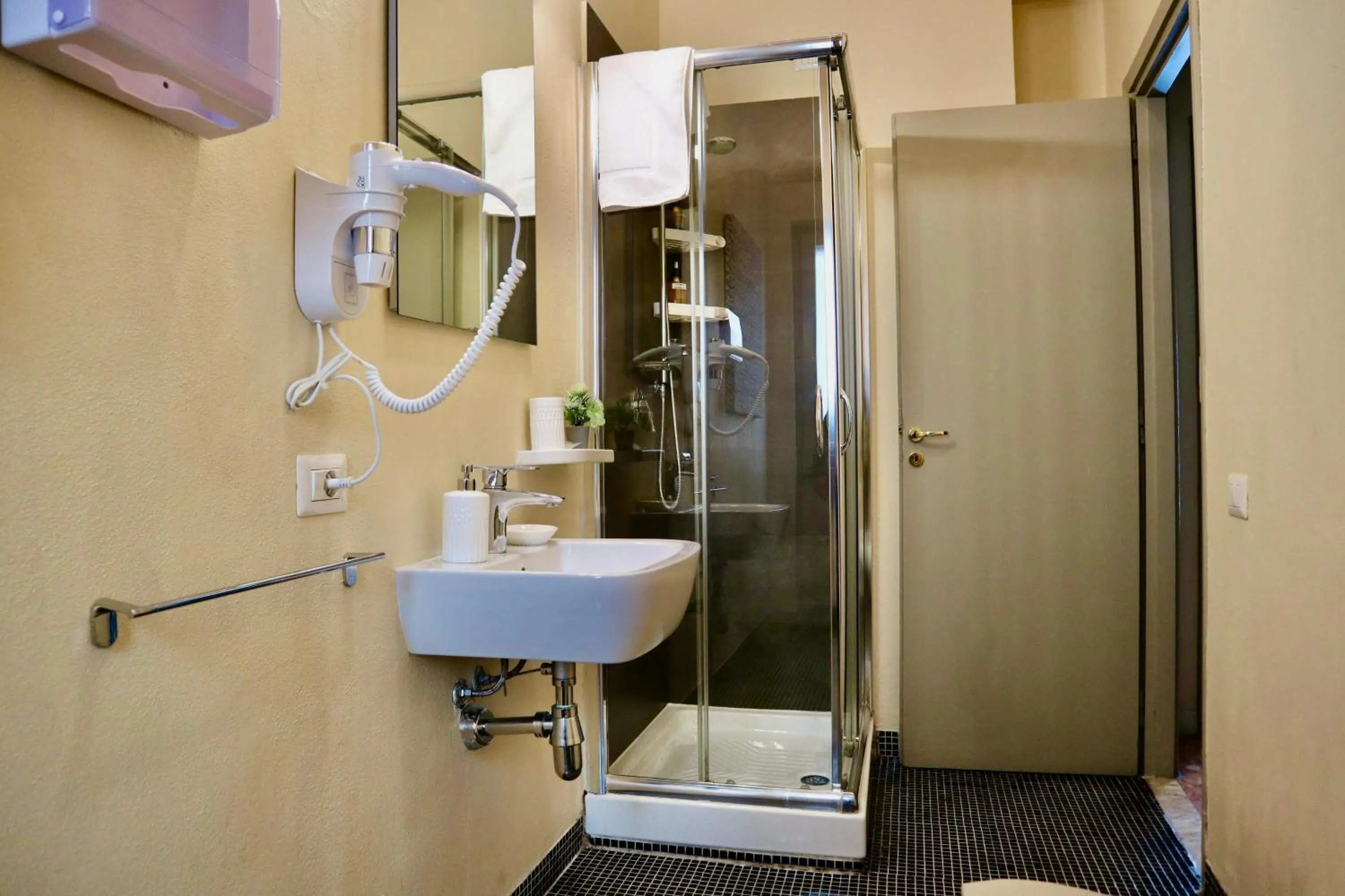 Shower in GUEST HOUSE SONNINO 37 Cagliari