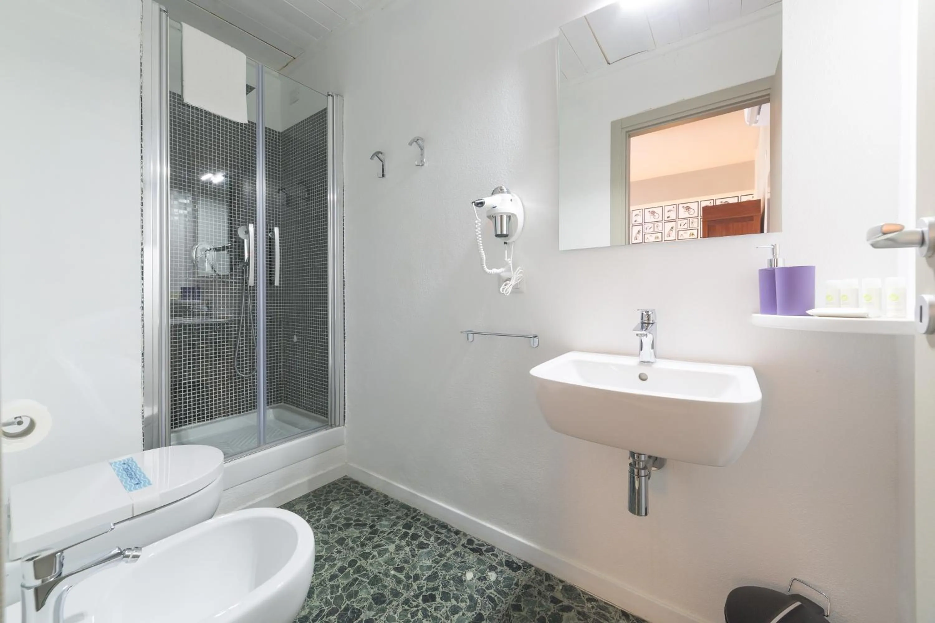Shower in GUEST HOUSE SONNINO 37 Cagliari