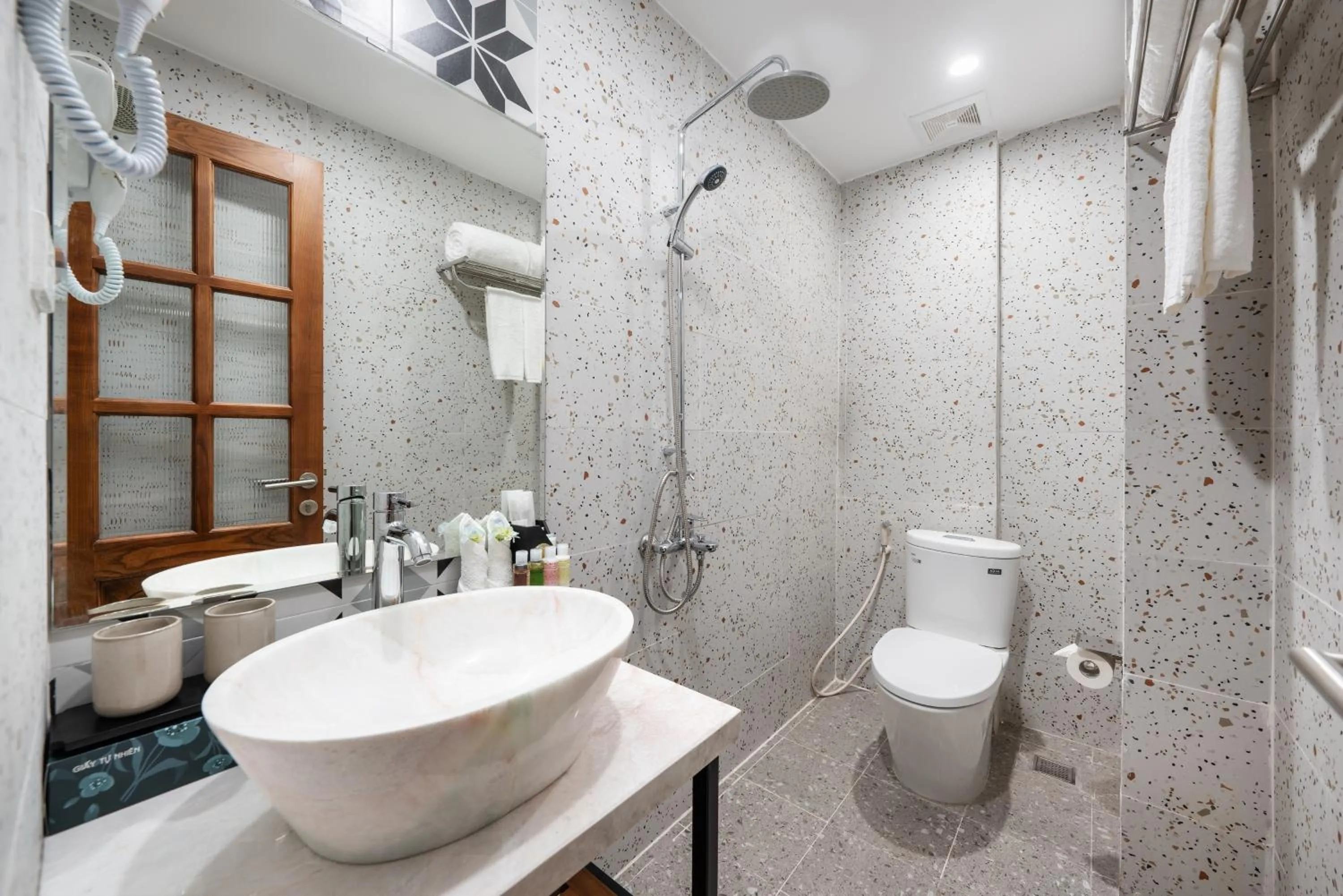 Shower in Le Parfum Apartment and Hotel