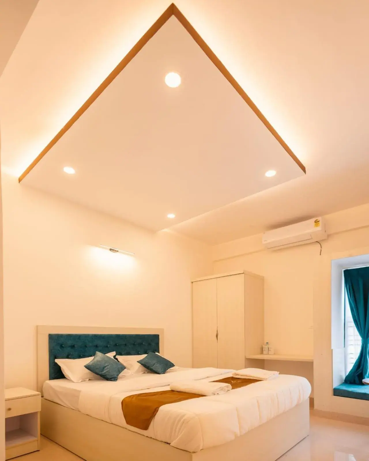 Bed in Uptown Suites Bed in Uptown Suites